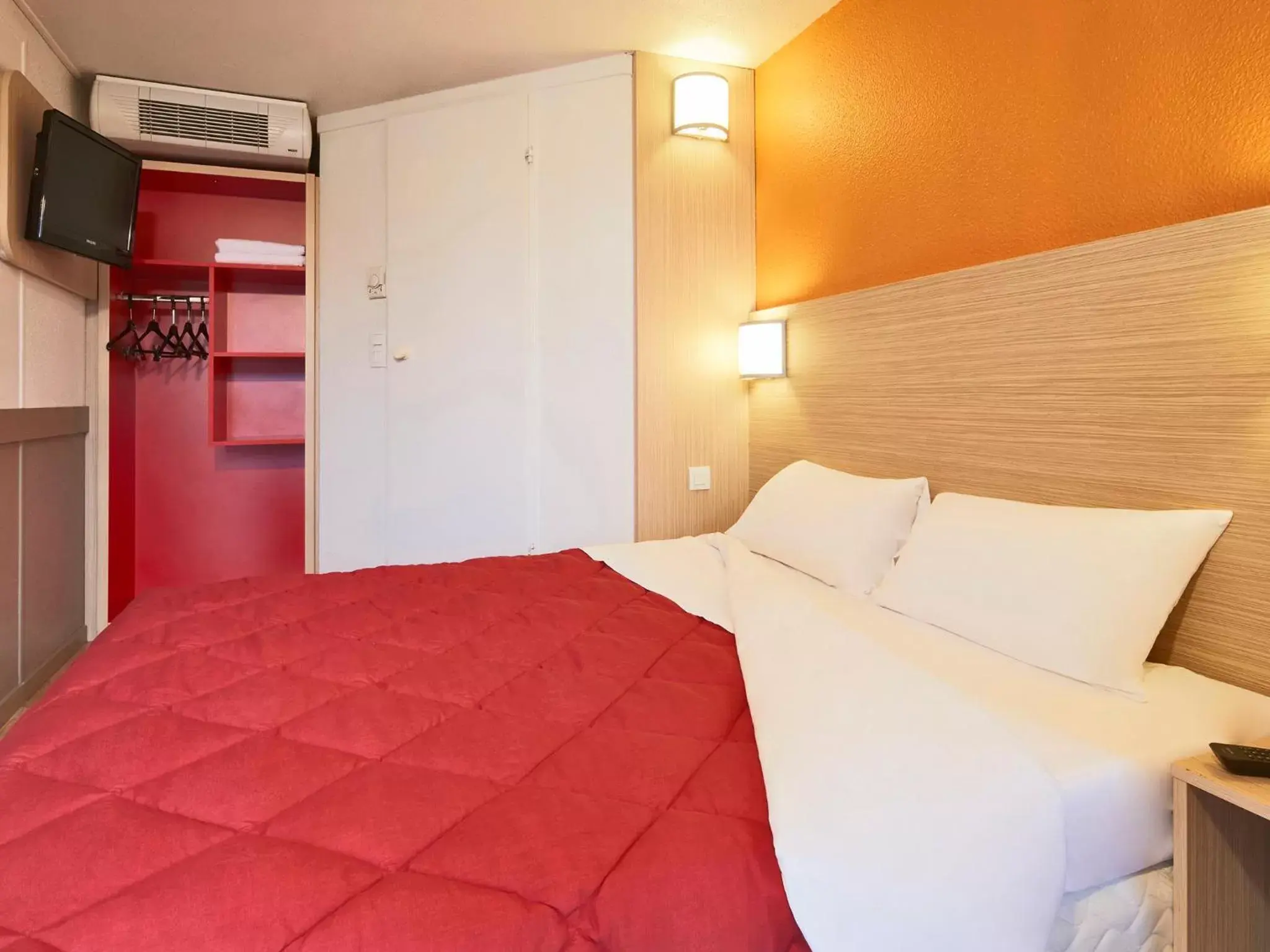 Bedroom, Bed in Premiere Classe Toulouse Sud - Portet