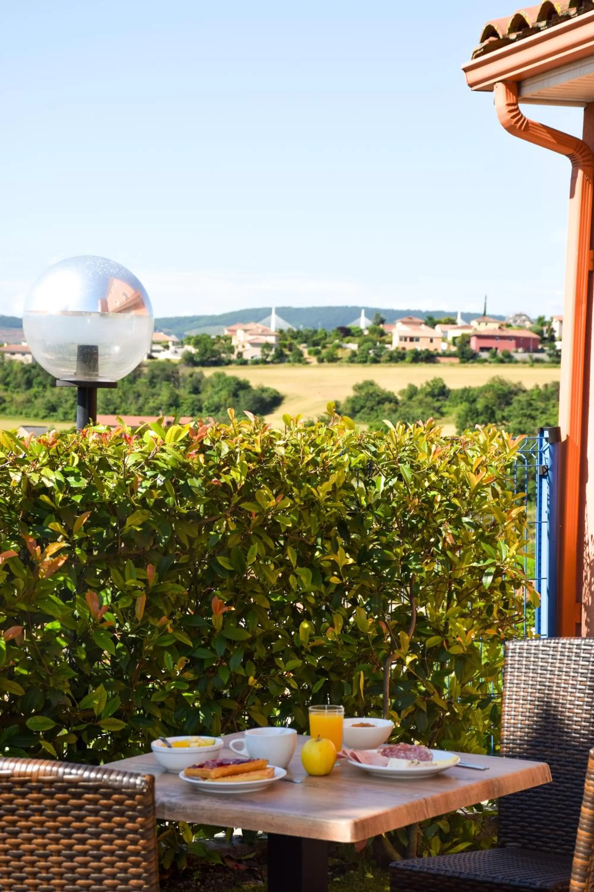 Patio in ibis Budget Millau Viaduc