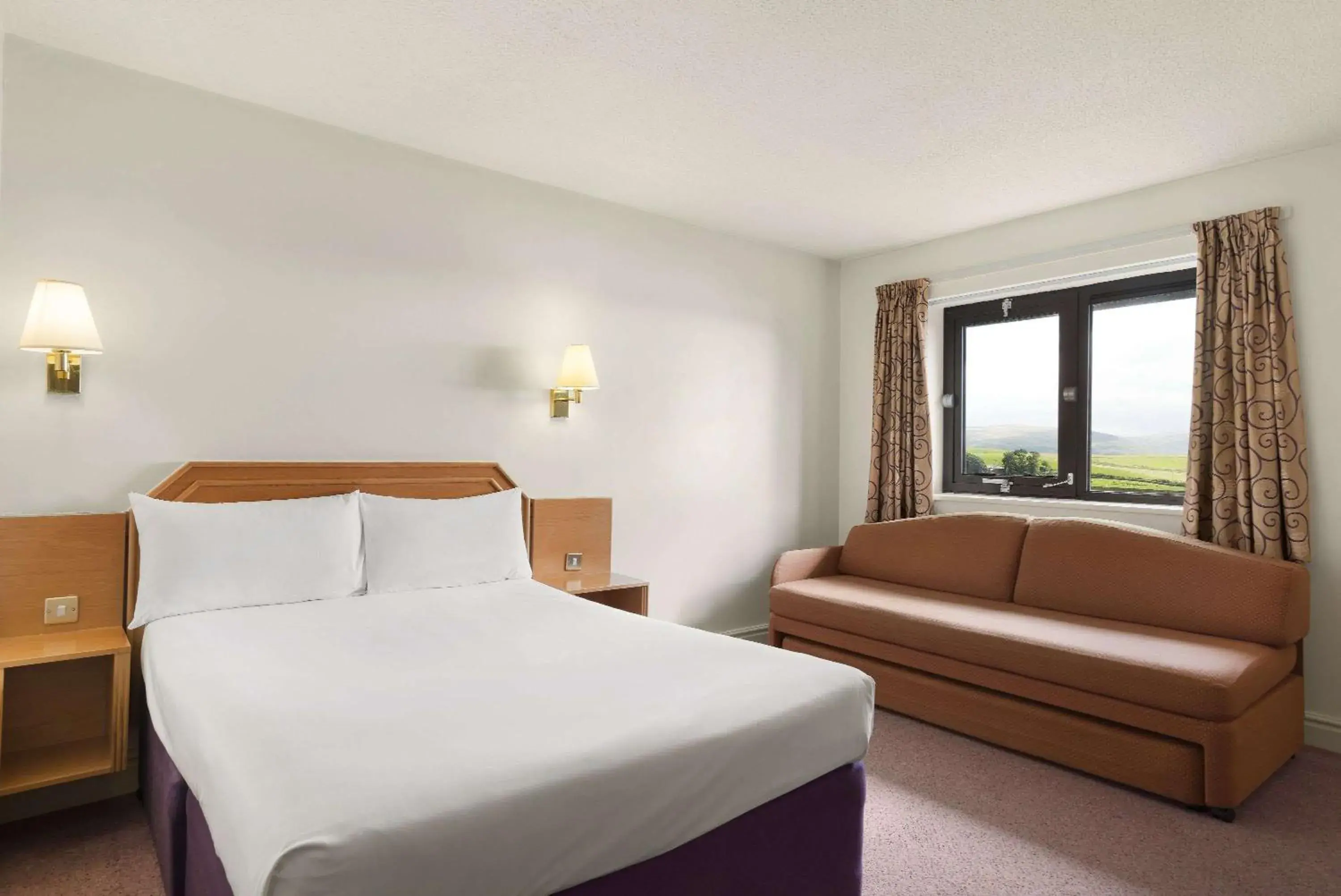 Photo of the whole room, Bed in Days Inn Kendal - Killington Lake