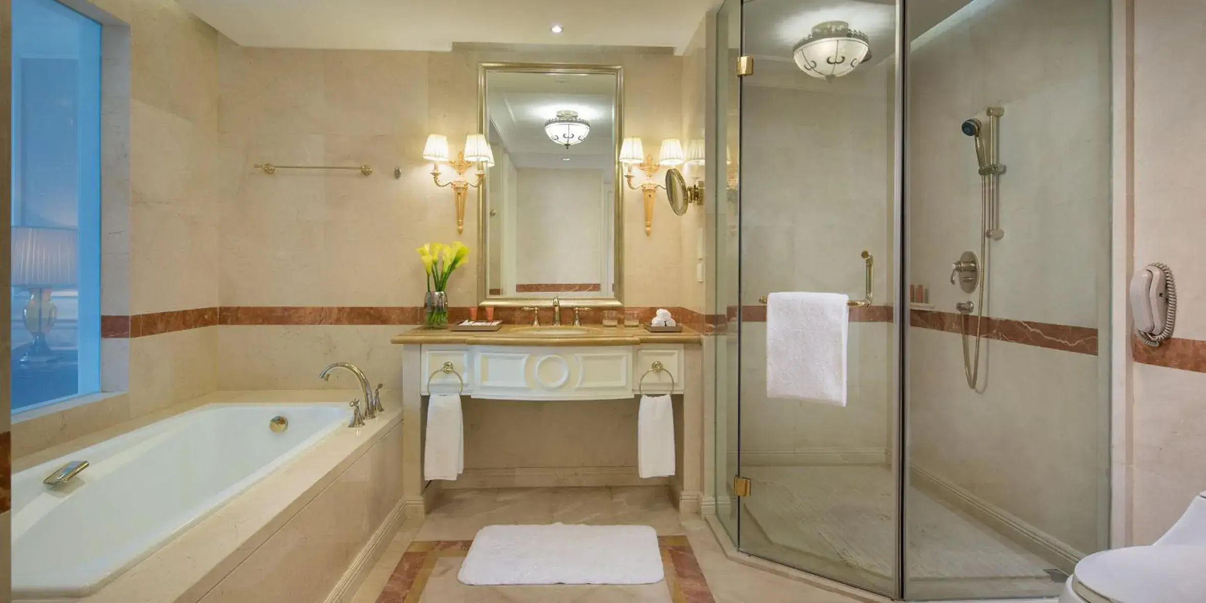 Photo of the whole room, Bathroom in Crowne Plaza Ocean Spring Resort, an IHG Hotel
