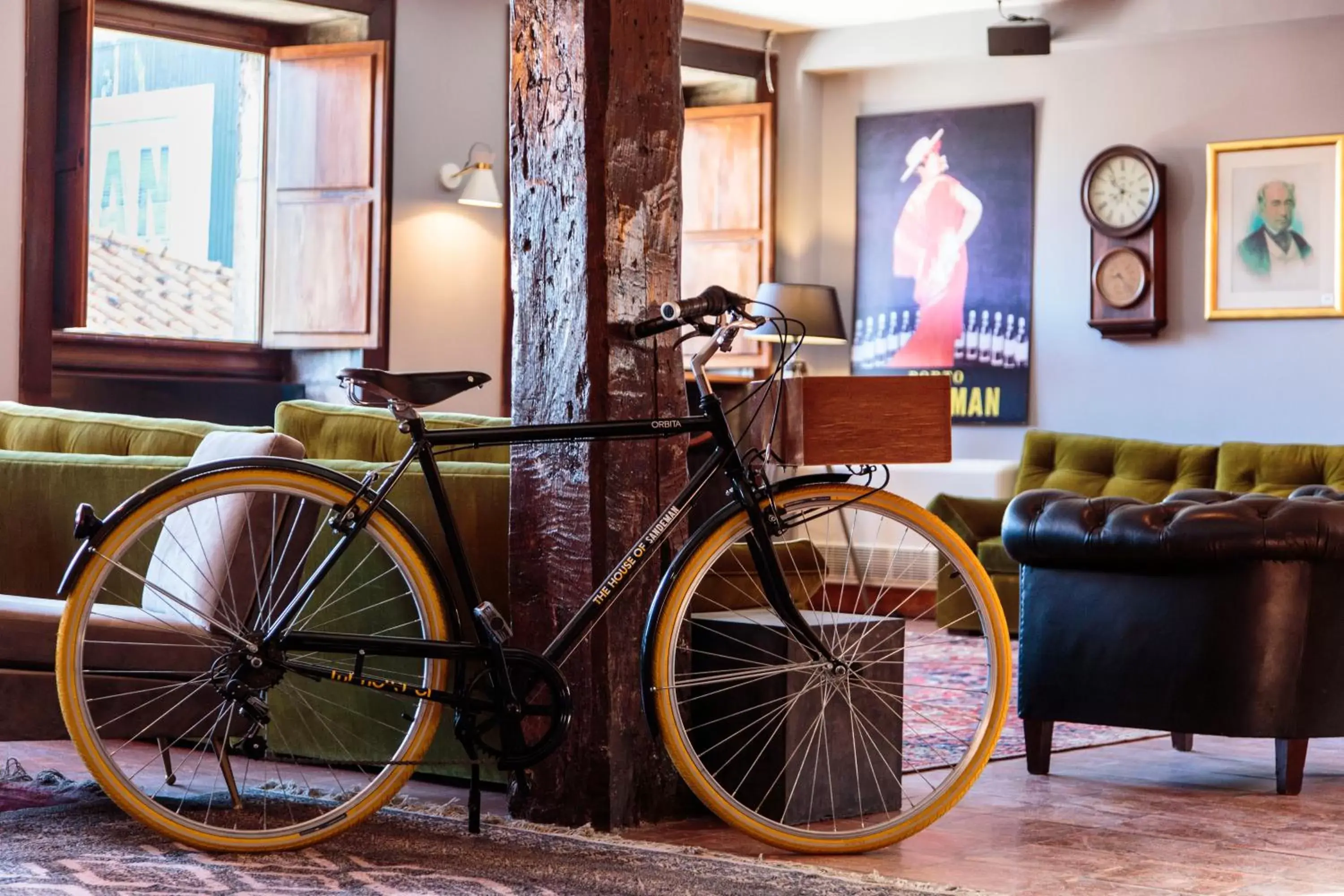 Communal lounge/ TV room in The House of Sandeman - Hostel & Suites