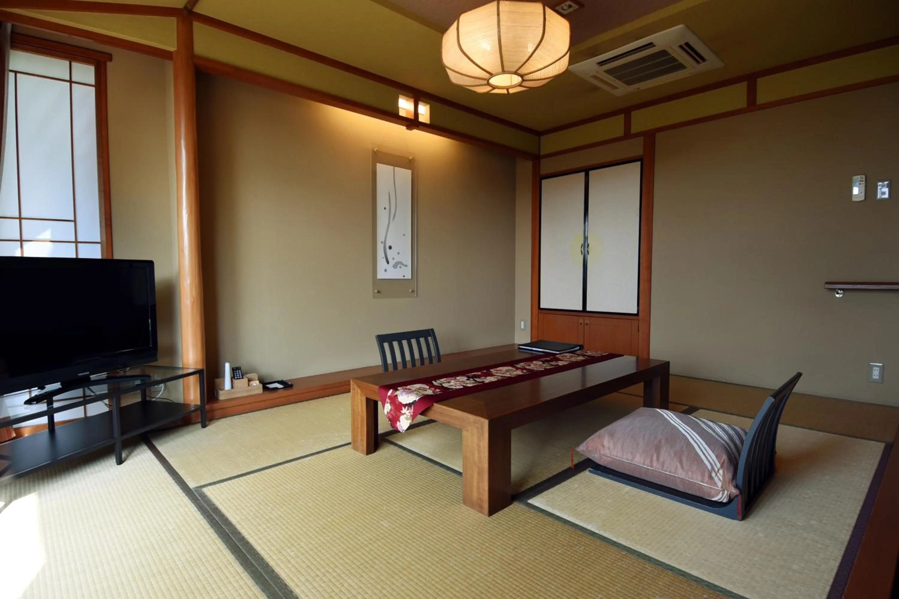 Photo of the whole room, Bed in Arima Onsen Taketoritei Maruyama