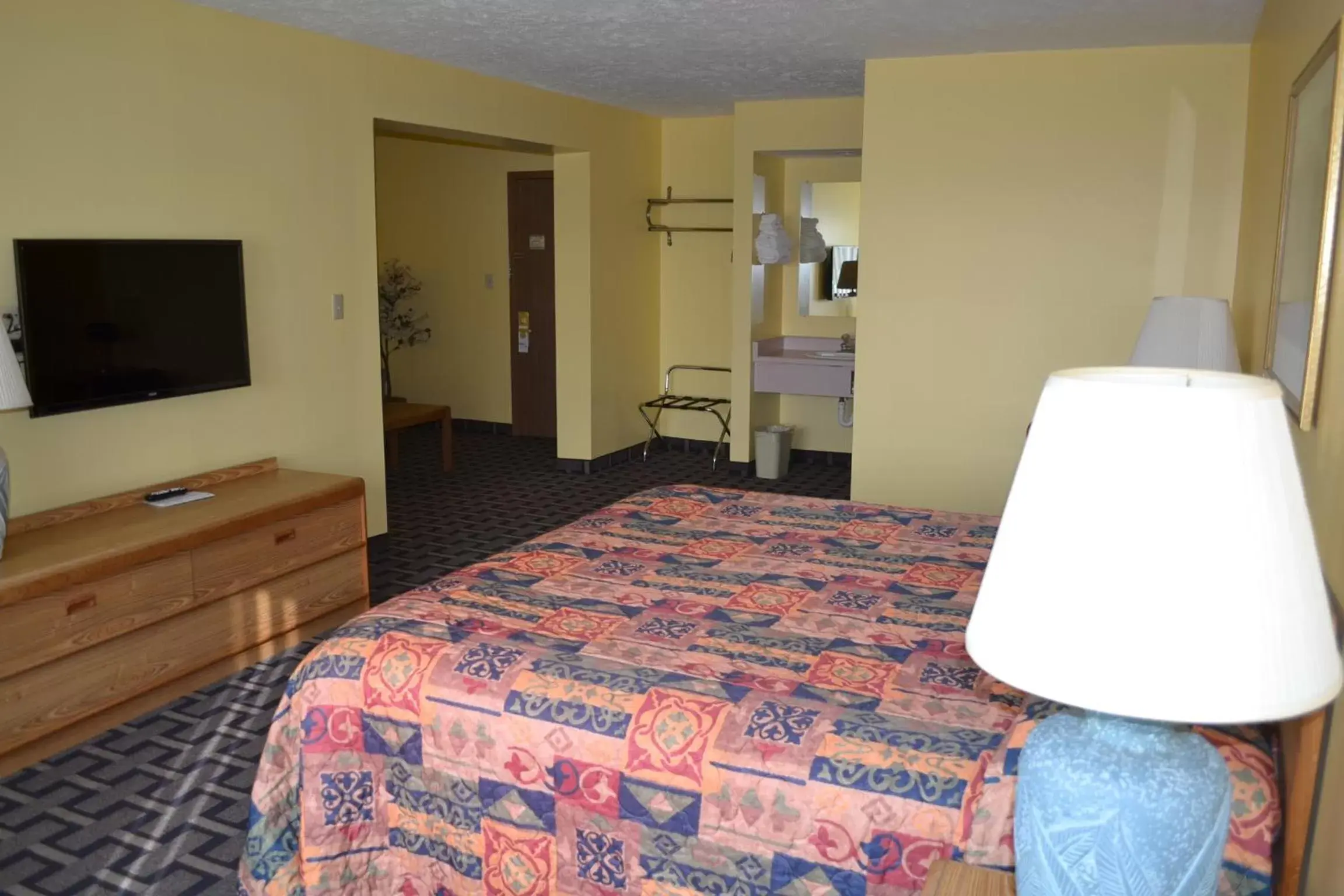 Photo of the whole room, Bed in Sky Lodge Inn & Suites - Delavan