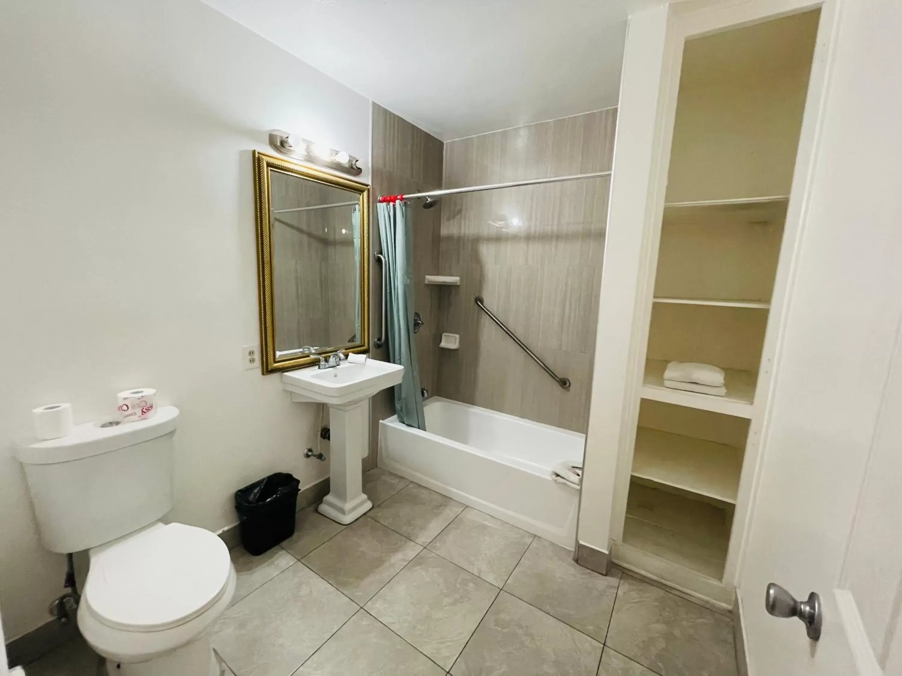 Bathroom in Casa Blanca Inn & Suites Whittier