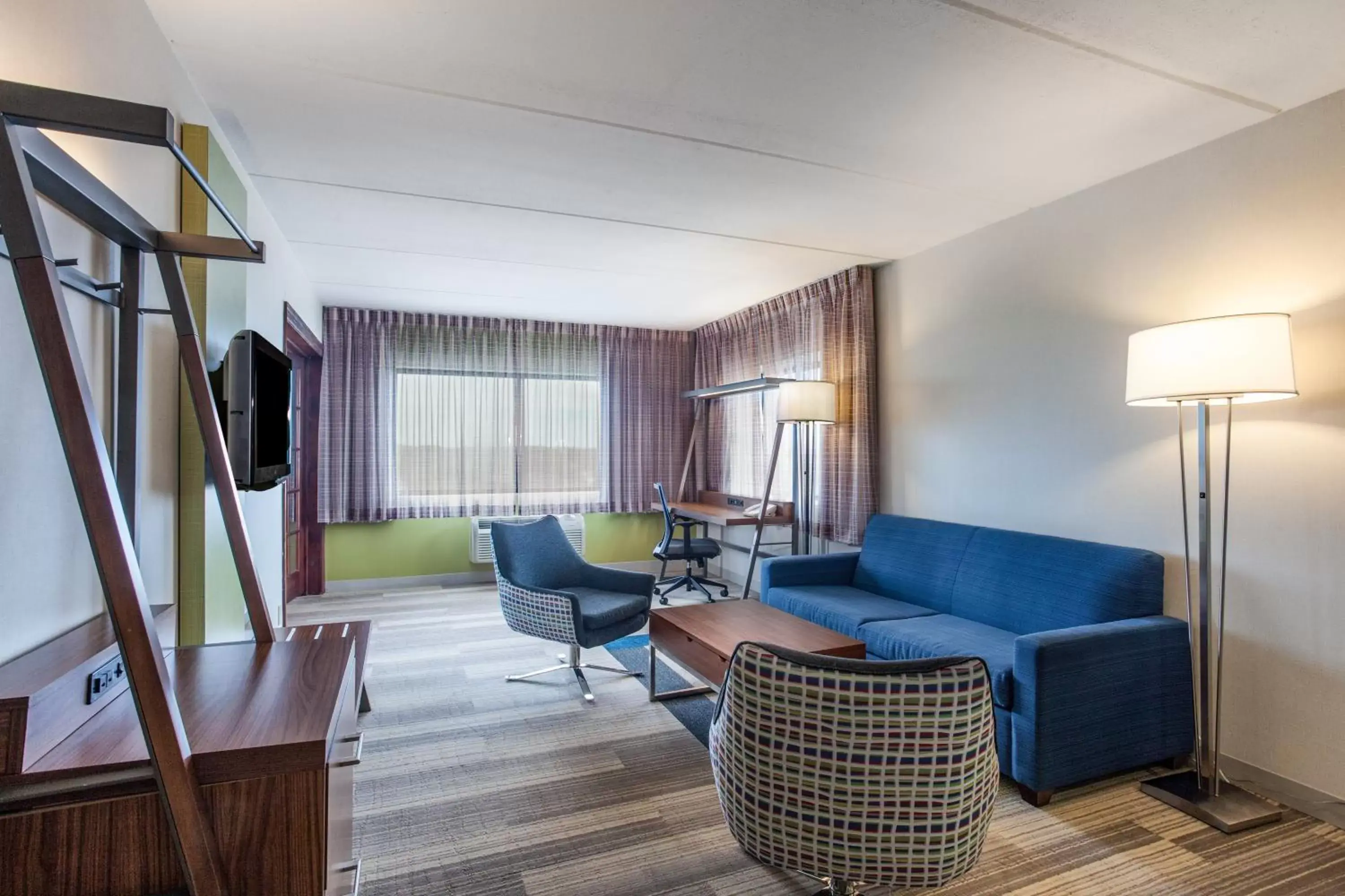 Living room, Seating Area in Holiday Inn Express Hauppauge-Long Island, an IHG Hotel