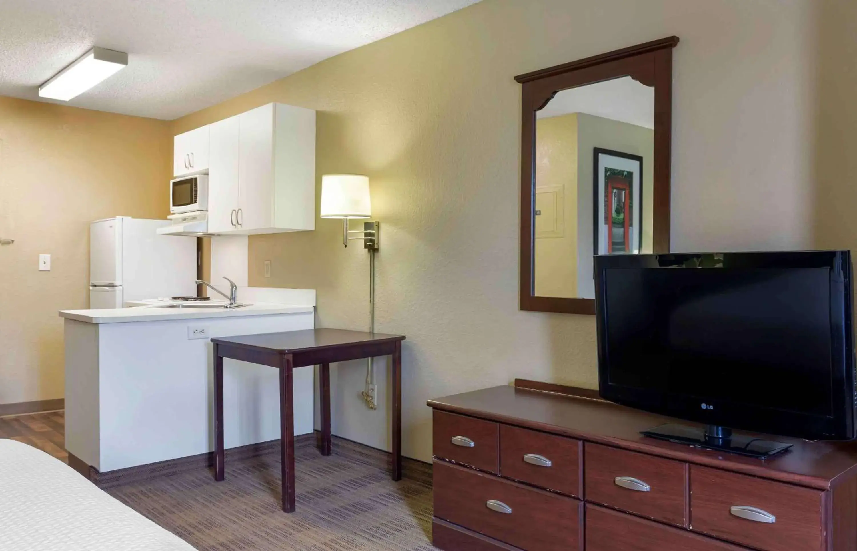 Bedroom, TV/Entertainment Center in Extended Stay America Suites - Fort Worth - City View