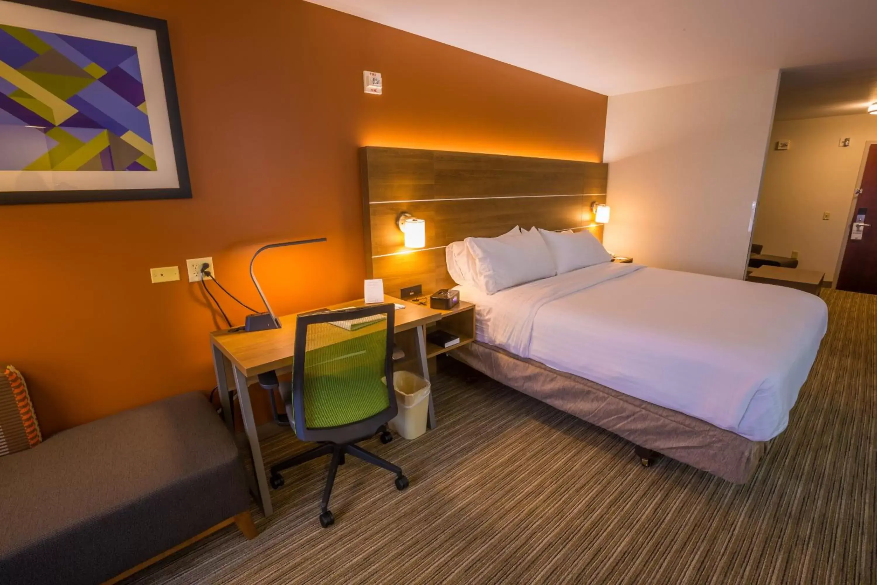 Bed in Holiday Inn Express Hotel & Suites Pasco-TriCities, an IHG Hotel