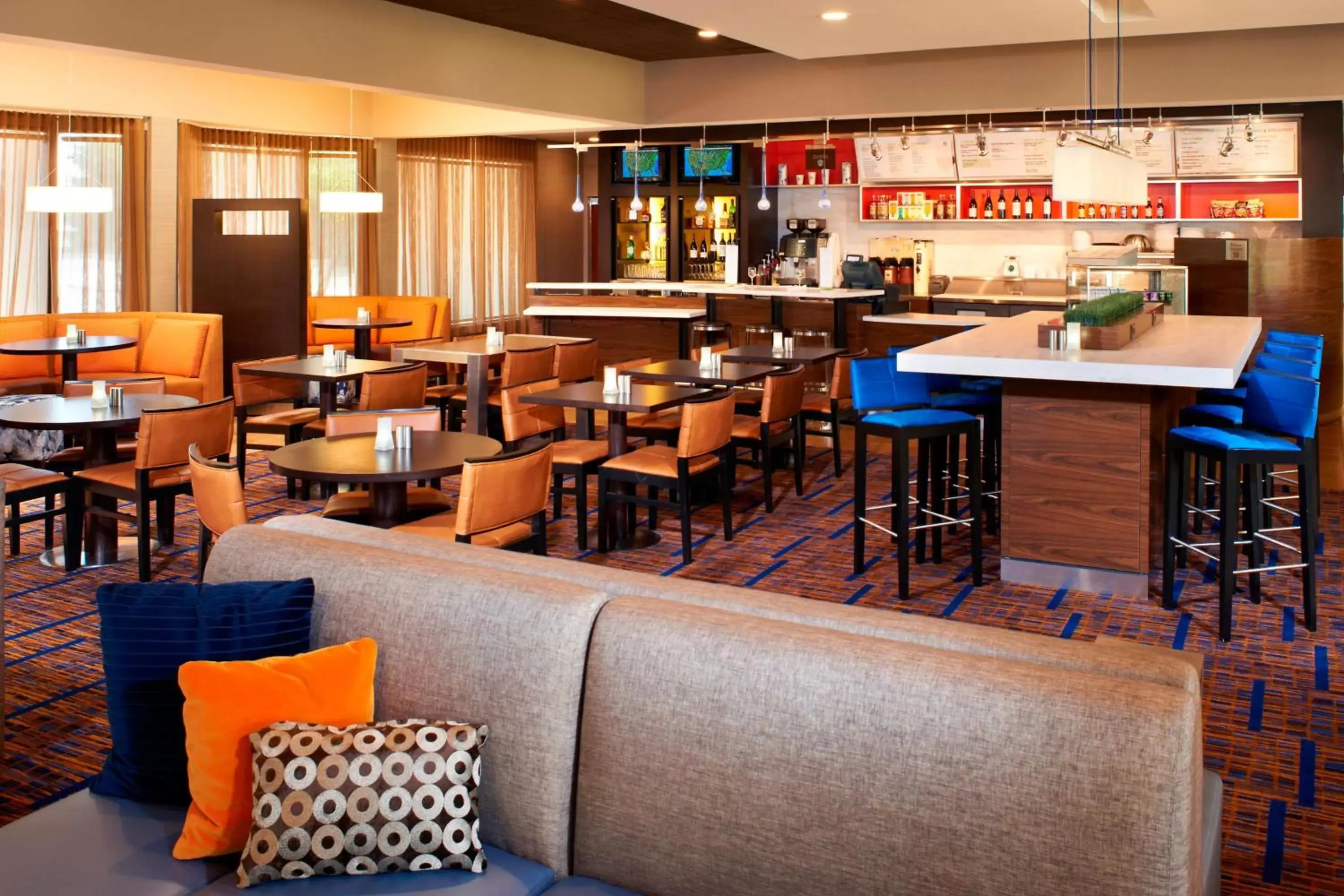 Lobby or reception, Lounge/Bar in Courtyard by Marriott Rockford