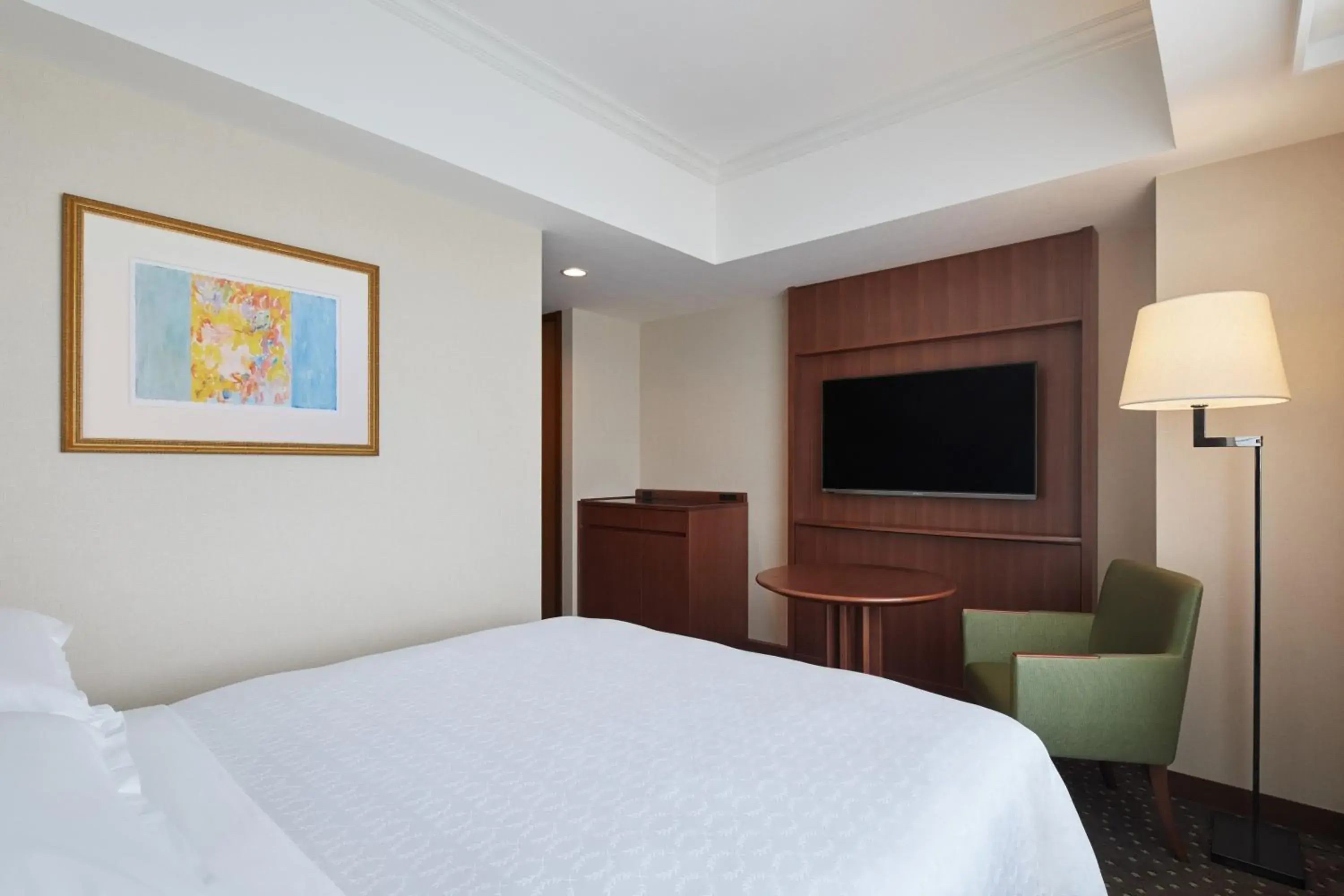 Photo of the whole room, Bed in Yokohama Bay Sheraton Hotel and Towers