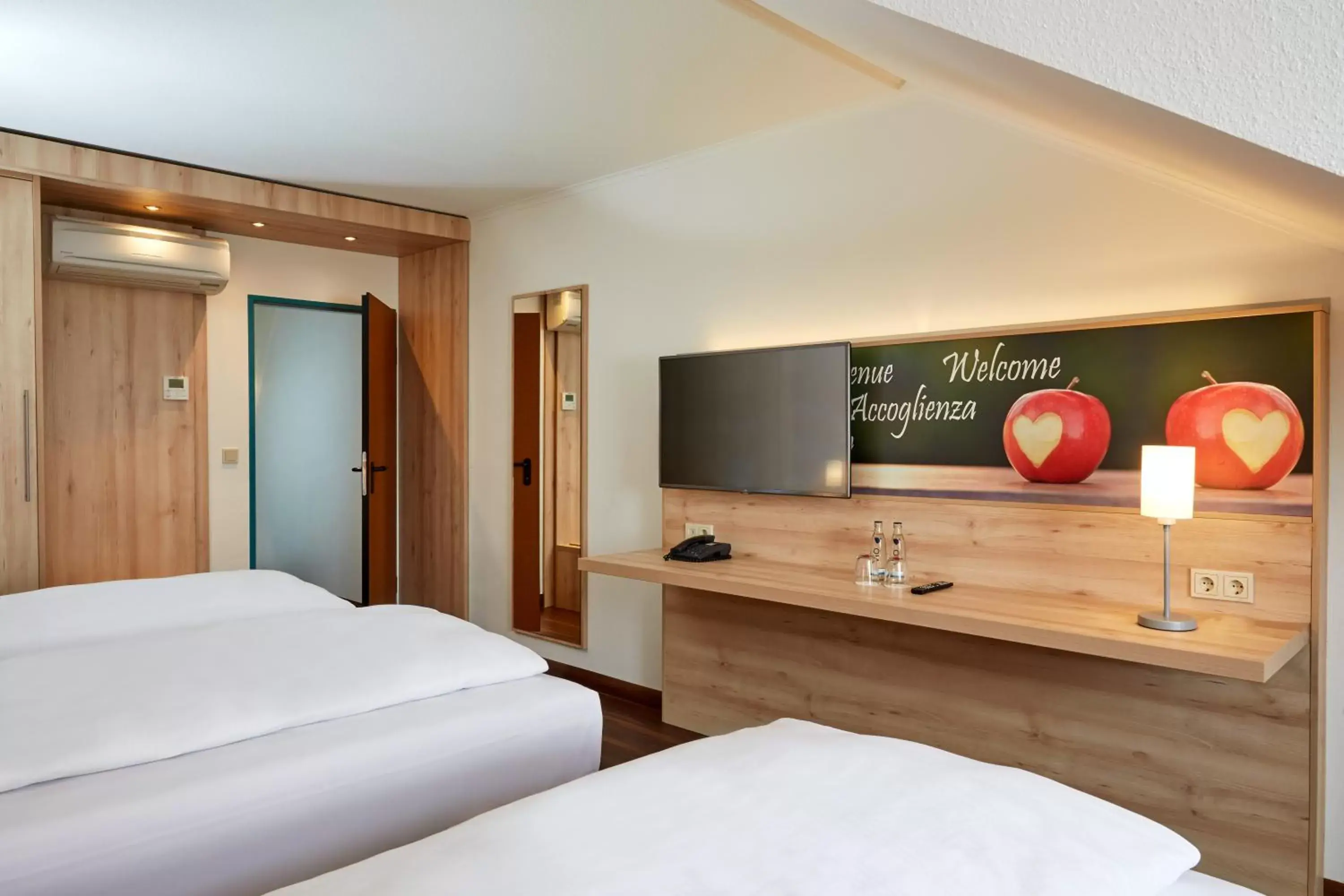 Photo of the whole room, Bed in H+ Hotel Stuttgart Herrenberg