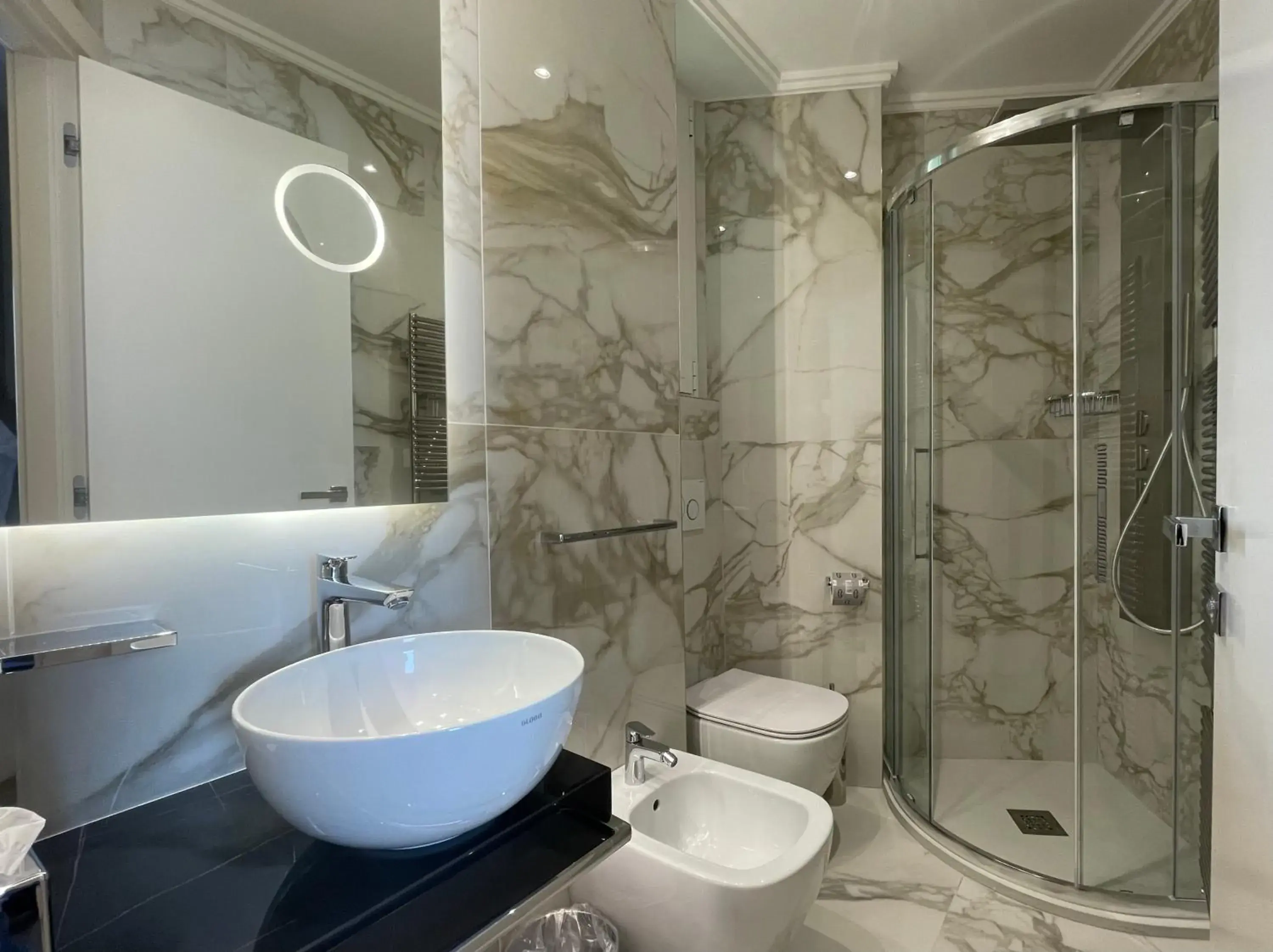 Shower, Bathroom in Hotel Ambasciatori