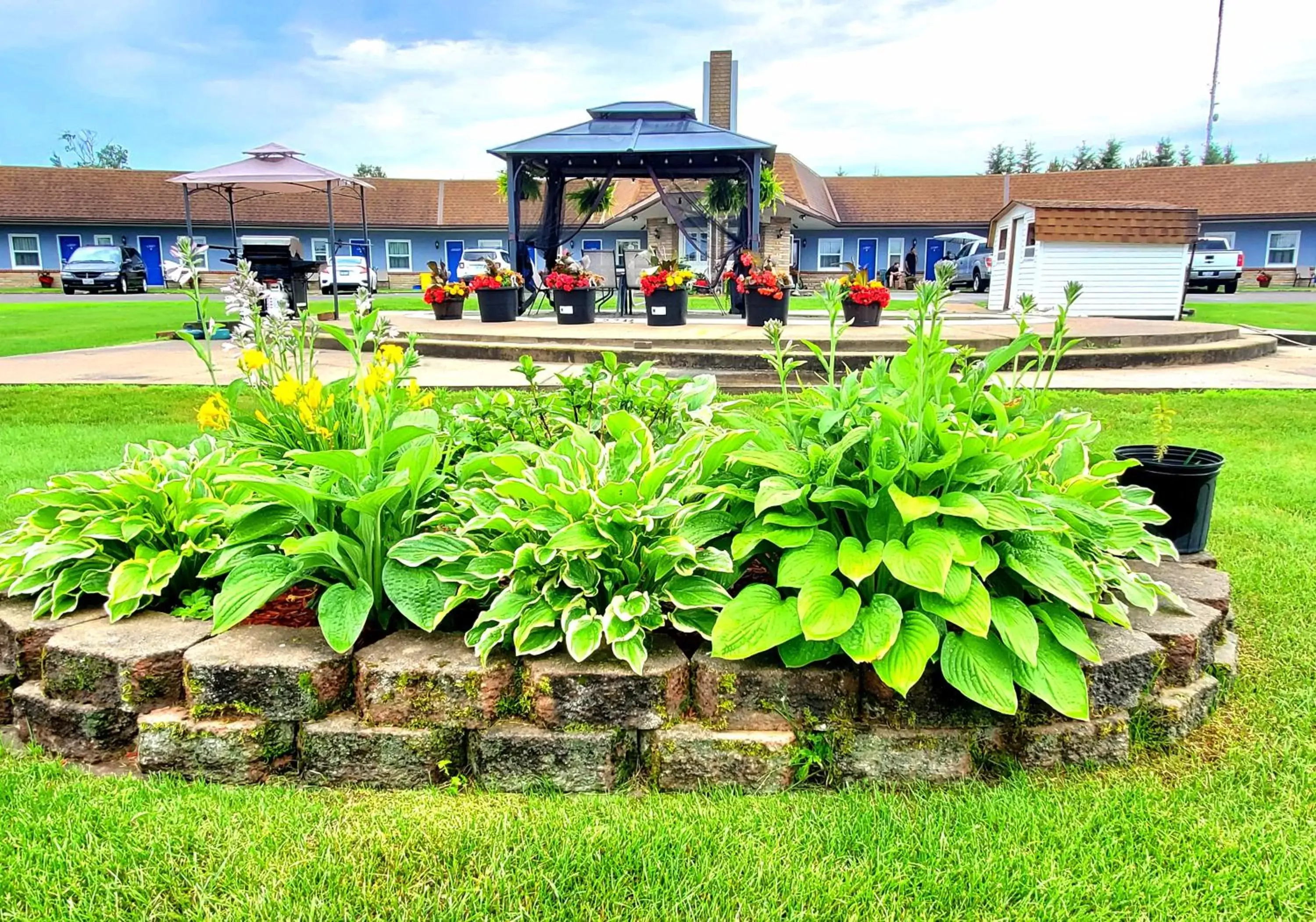 Property building in Knights Inn Colonial Fireside Inn Property building in Knights Inn Colonial Fireside Inn