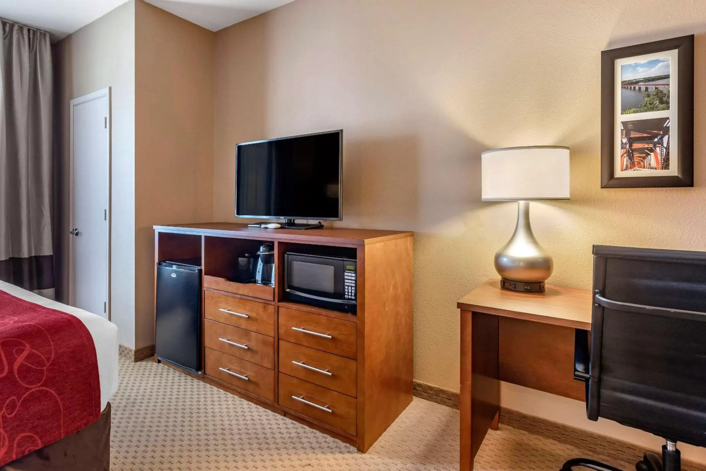 Photo of the whole room, TV/Entertainment Center in Comfort Suites Florence Shoals Area