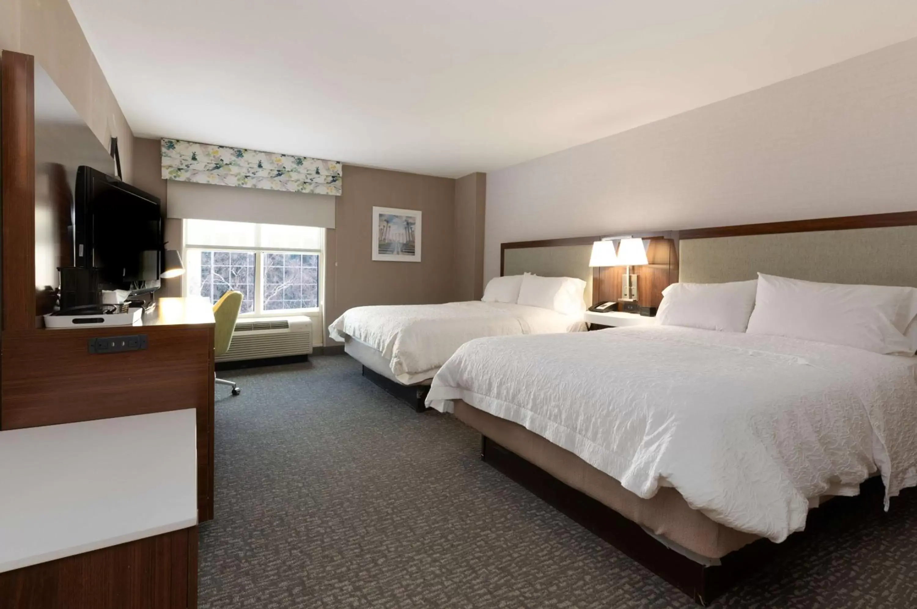 Bed in Hampton Inn & Suites Arlington Crystal City DCA