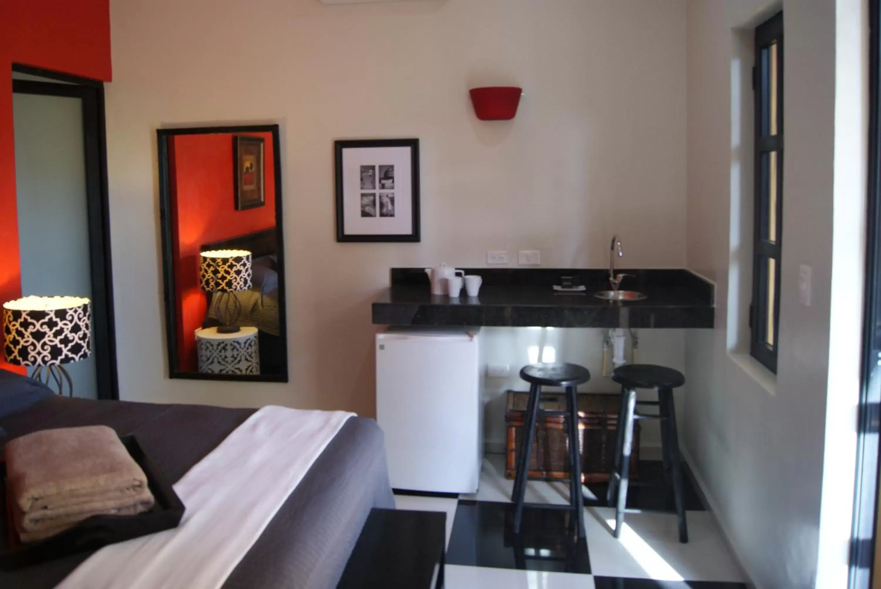 Photo of the whole room, Kitchen/Kitchenette in Ochenta Y Dos Bed & Breakfast & Spa