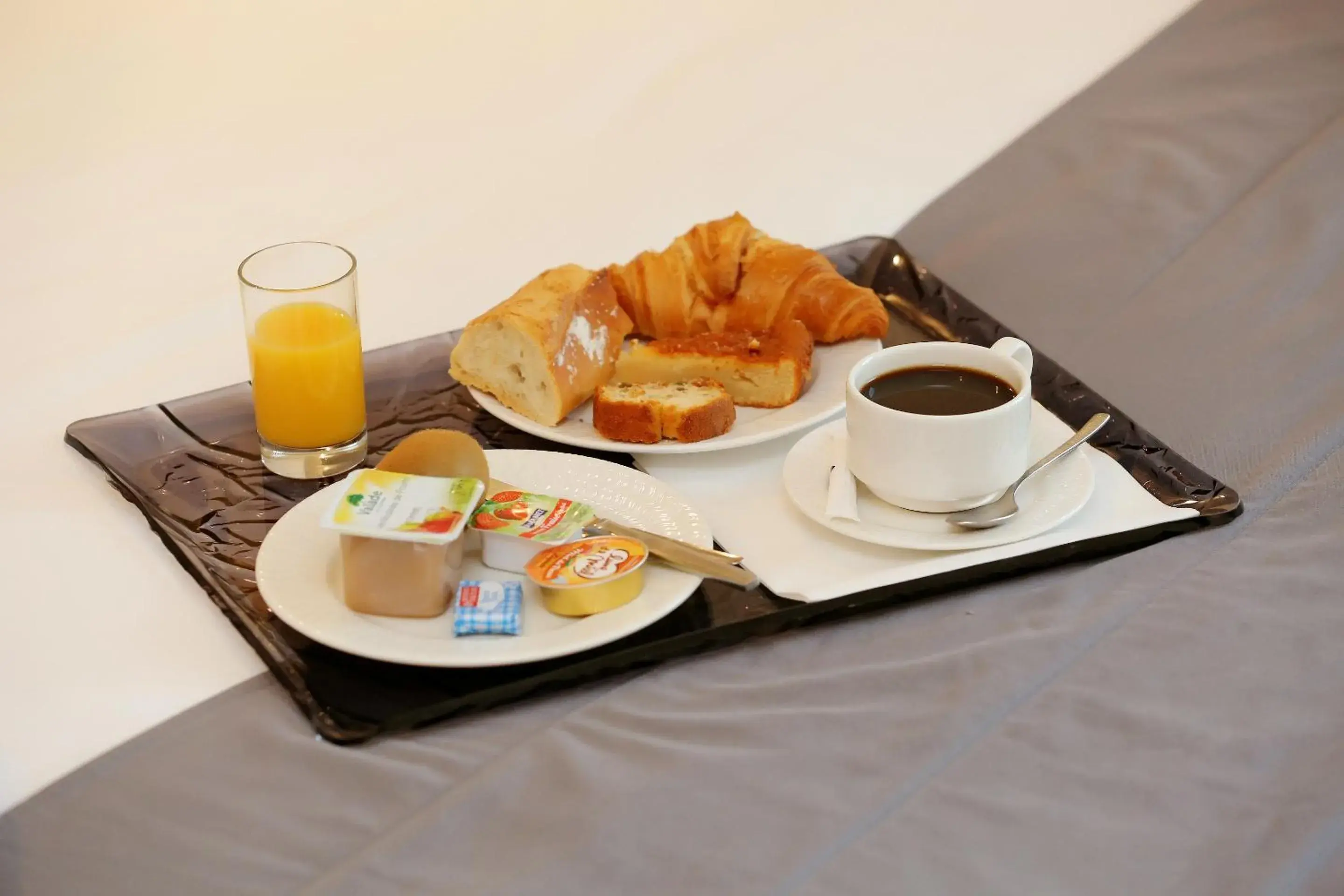 Bedroom, Food in The Originals City, Hotel Le Caussea, Castres (Inter-Hotel)