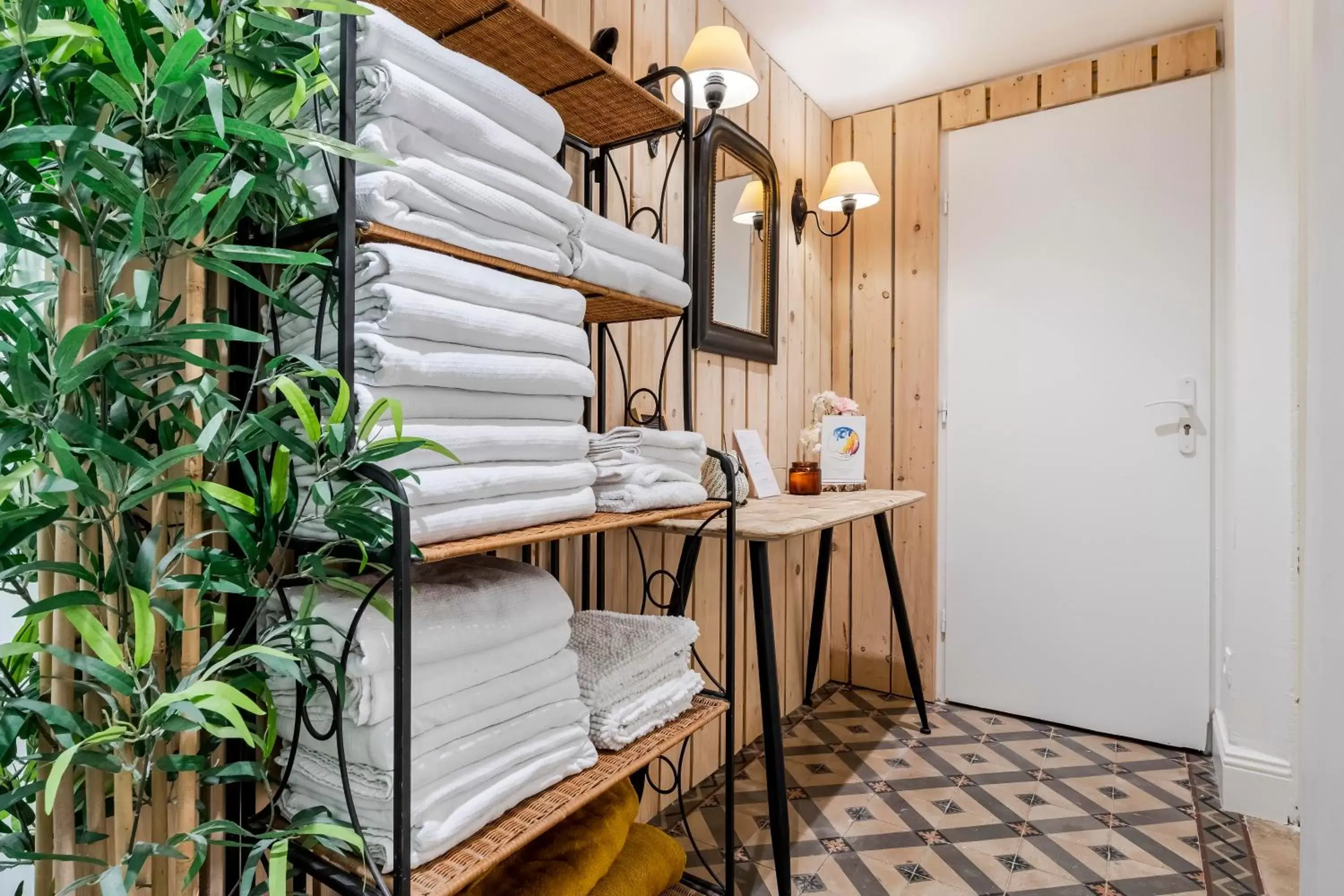 Massage, Bunk Bed in Hôtel & Espace Bien-être La Maison du Lierre