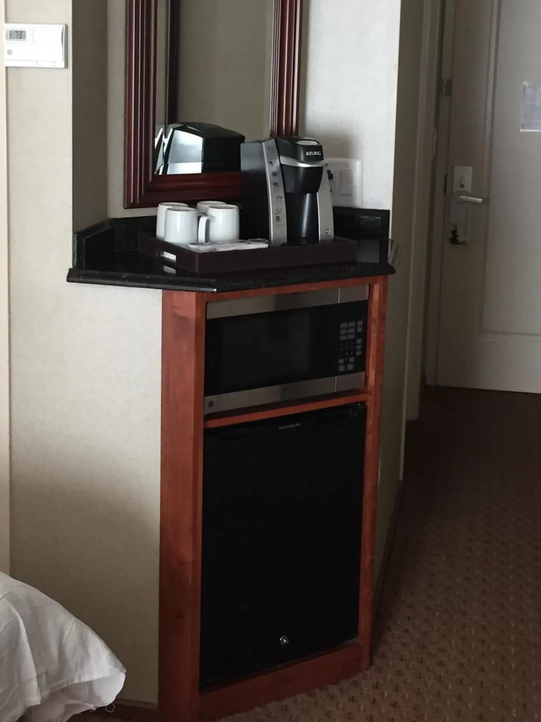 Coffee/tea facilities, TV/Entertainment Center in Town & Country Inn and Suites