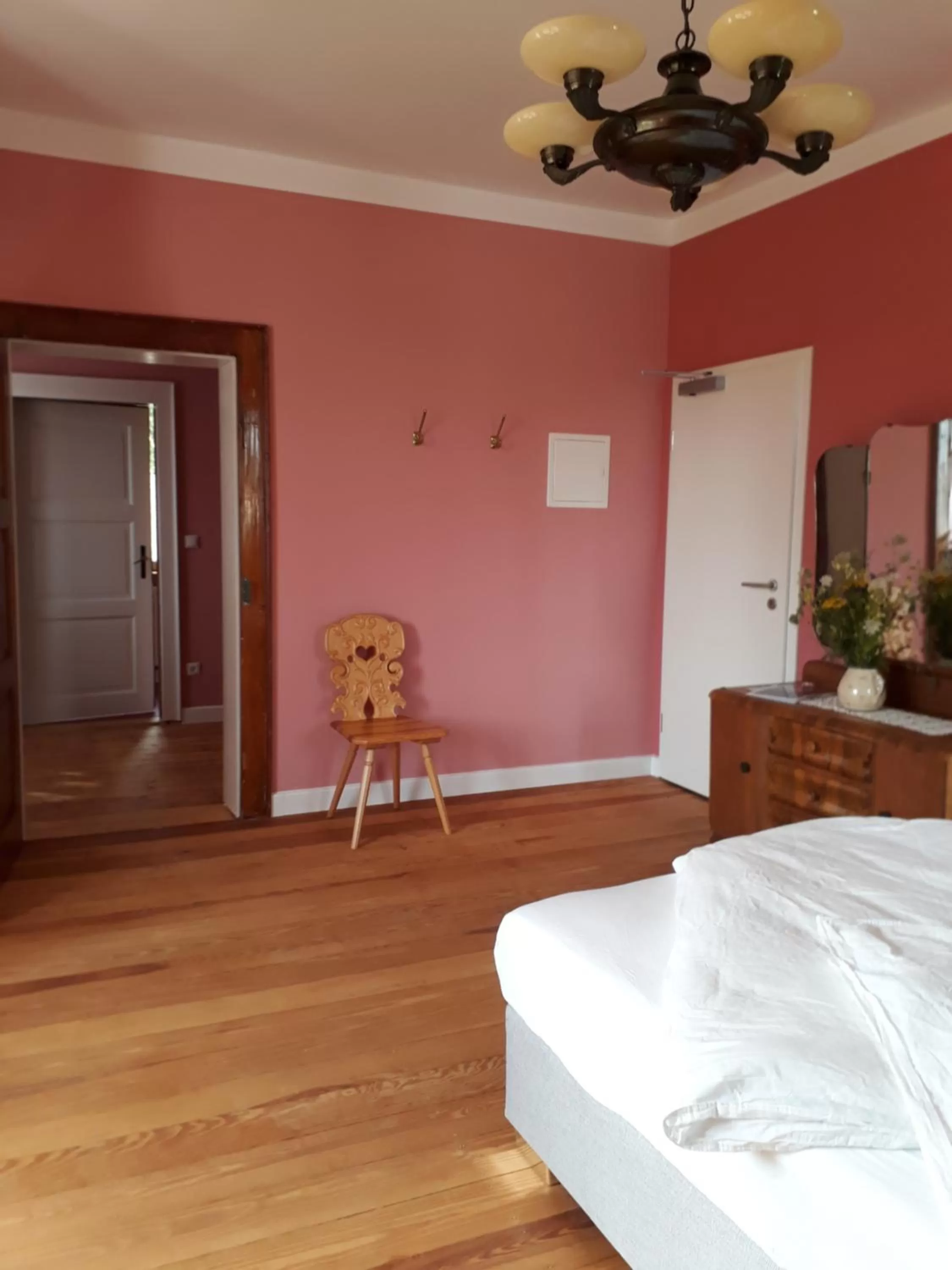 Bedroom, Bed in Emmas