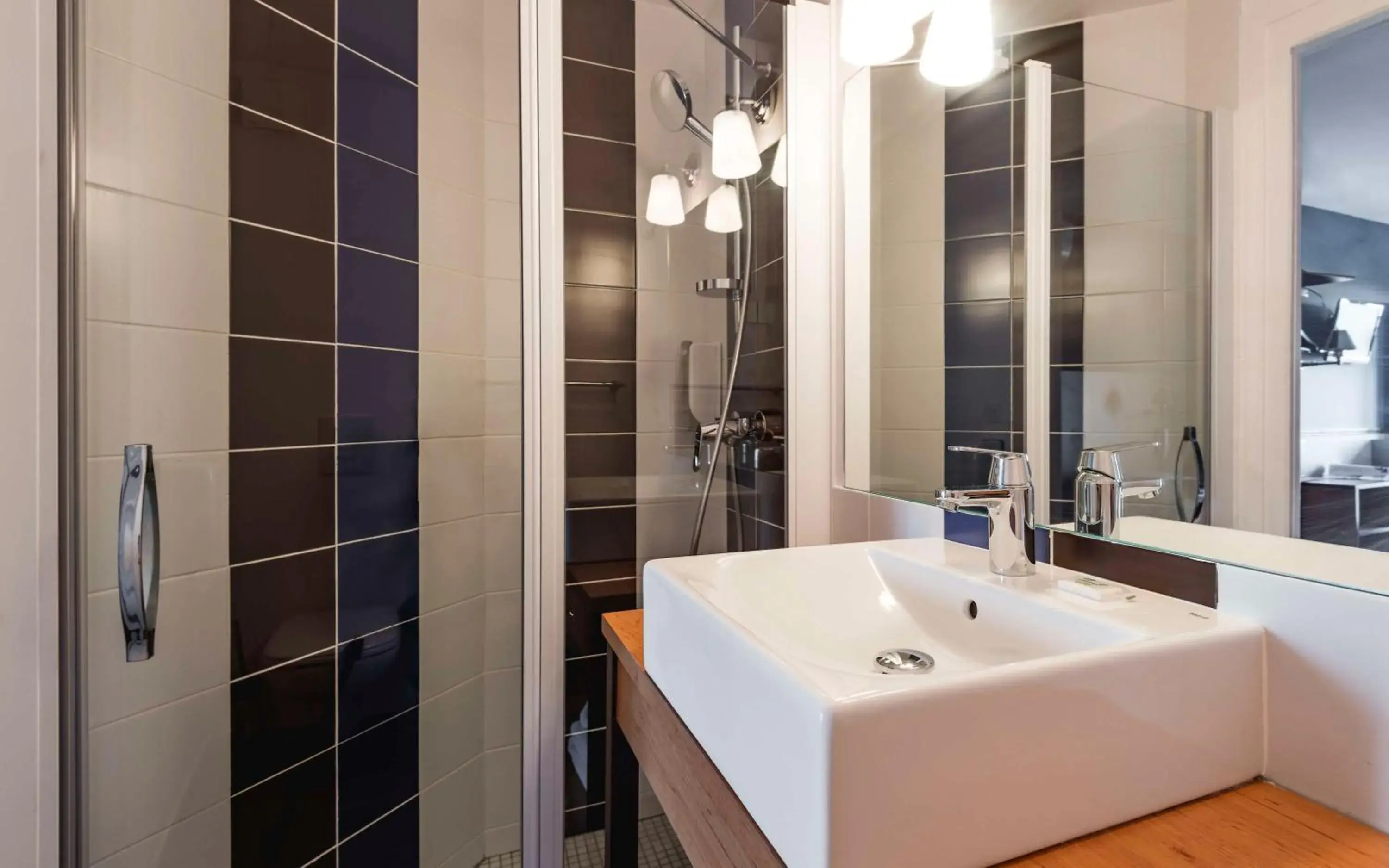 Bathroom in Brit Hotel de Paris Saint-Jean-de-Luz