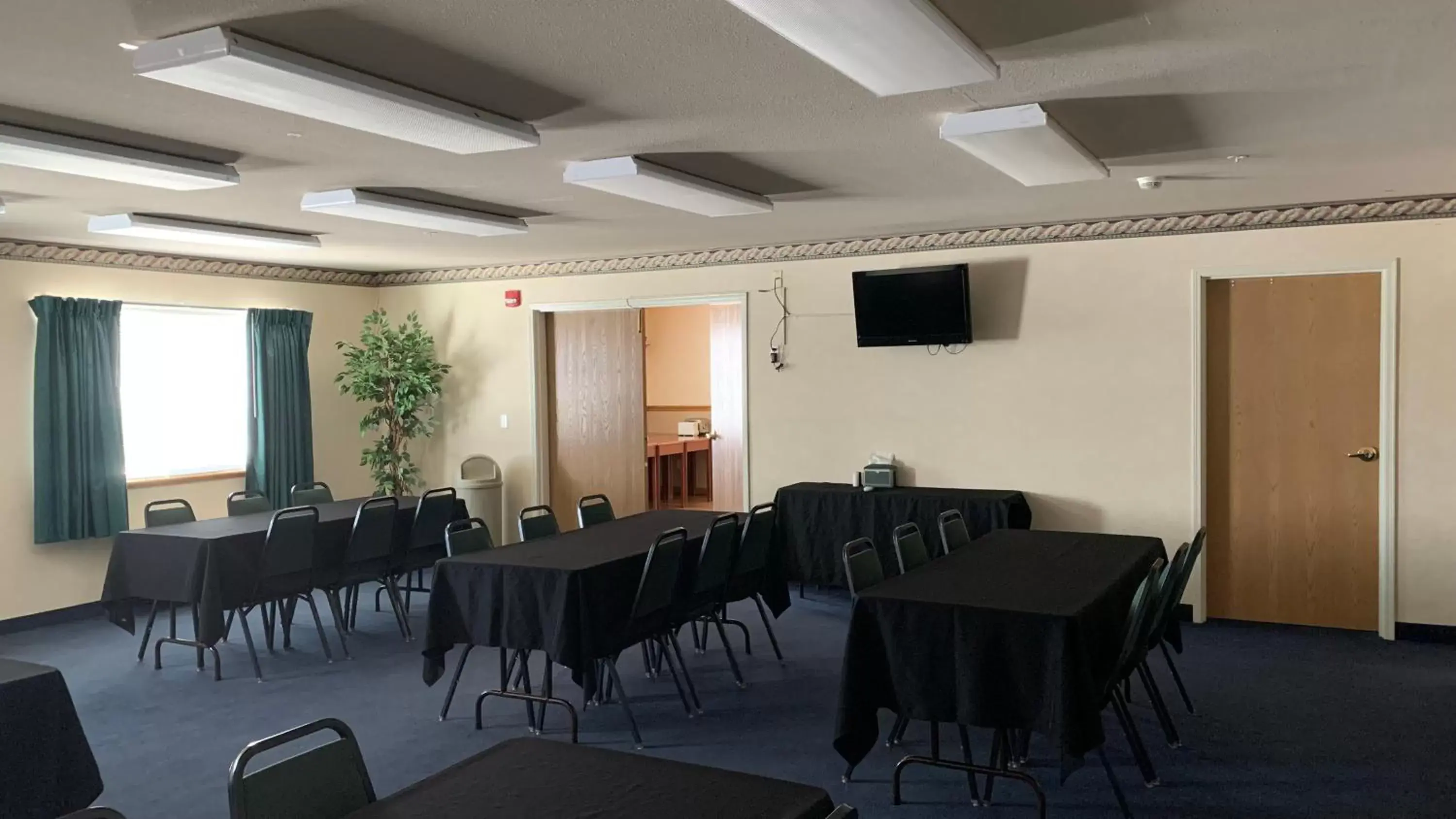 Meeting/conference room, Restaurant/Places to Eat in Fairbridge Inn and Suites - Miles City