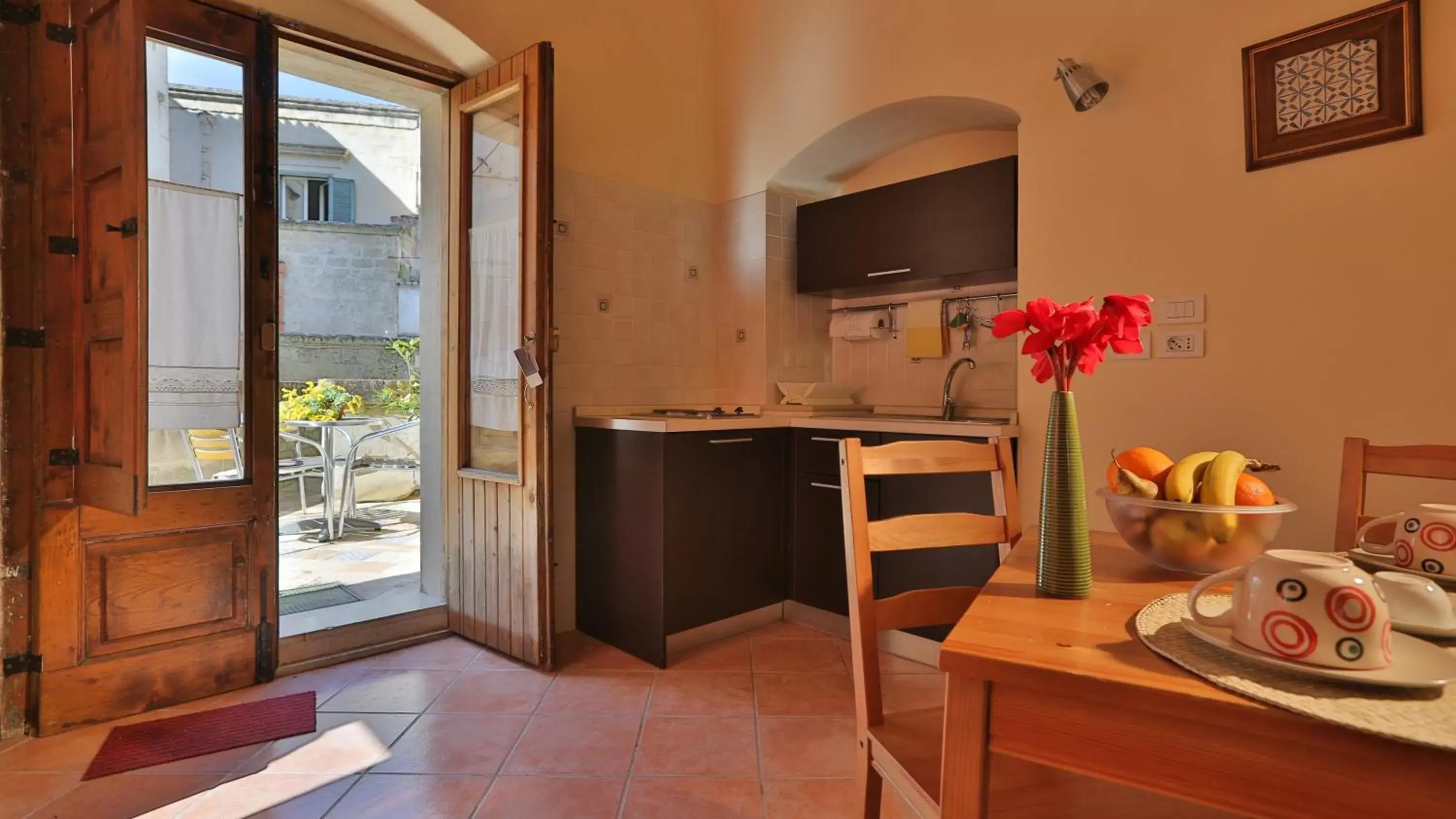 Kitchen or kitchenette, TV/Entertainment Center in Hotel Residence San Giorgio