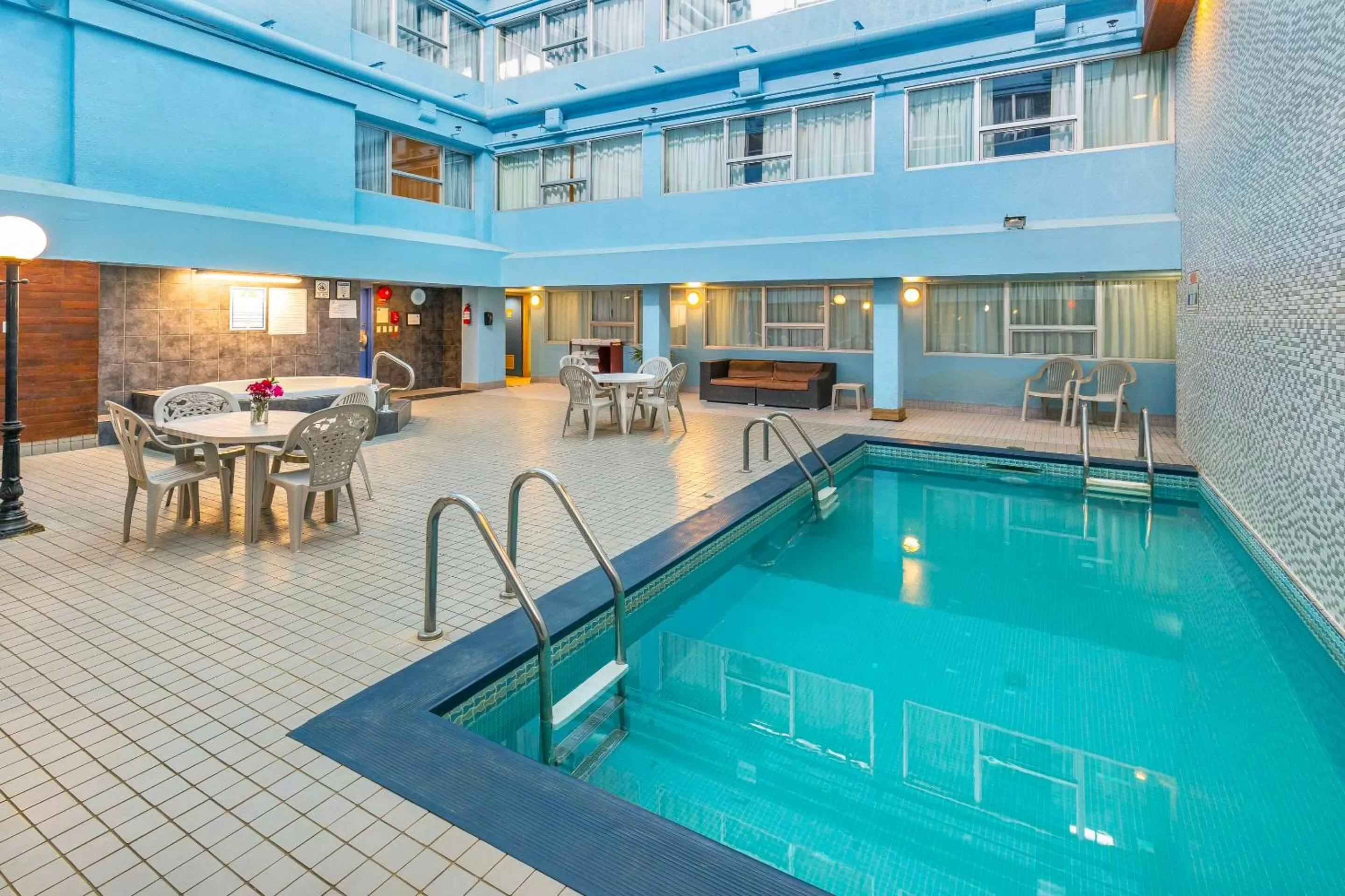 Swimming pool in Comfort Inn & Suites