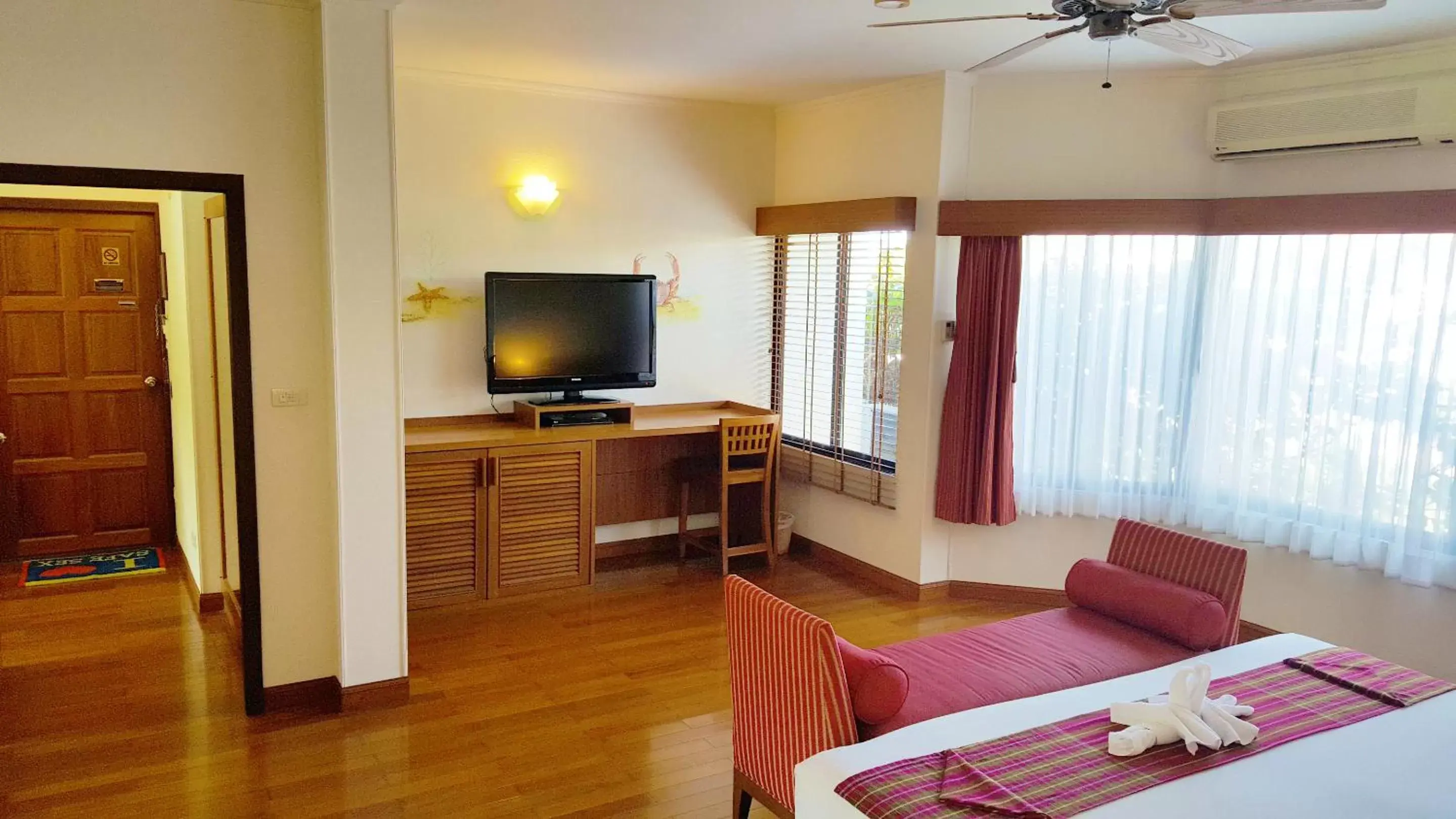 TV and multimedia, TV/Entertainment Center in Birds and Bees Resort