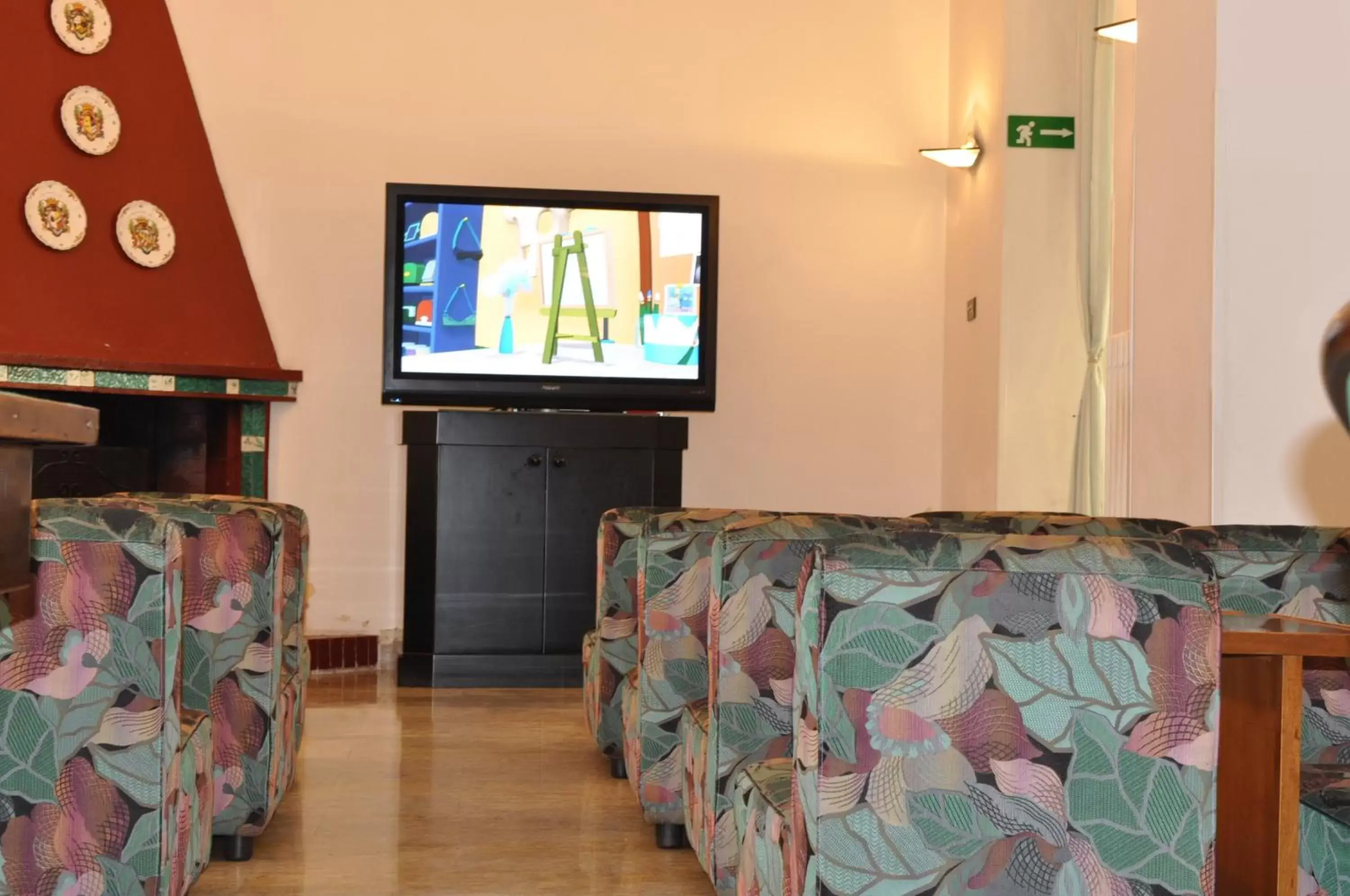 Communal lounge/ TV room, TV/Entertainment Center in Hotel Roma