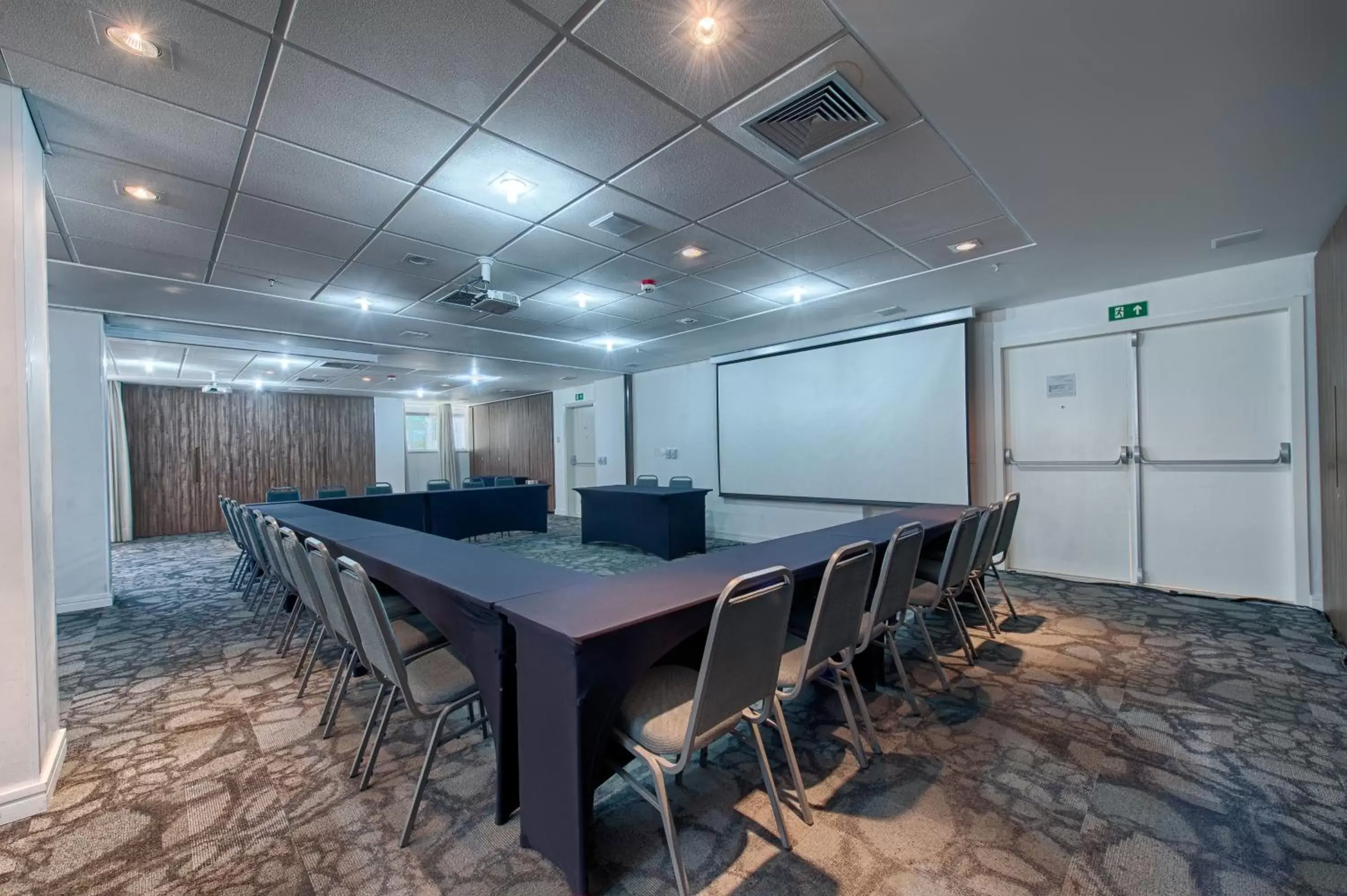 Meeting/conference room in Holiday Inn Belo Horizonte Savassi, an IHG Hotel