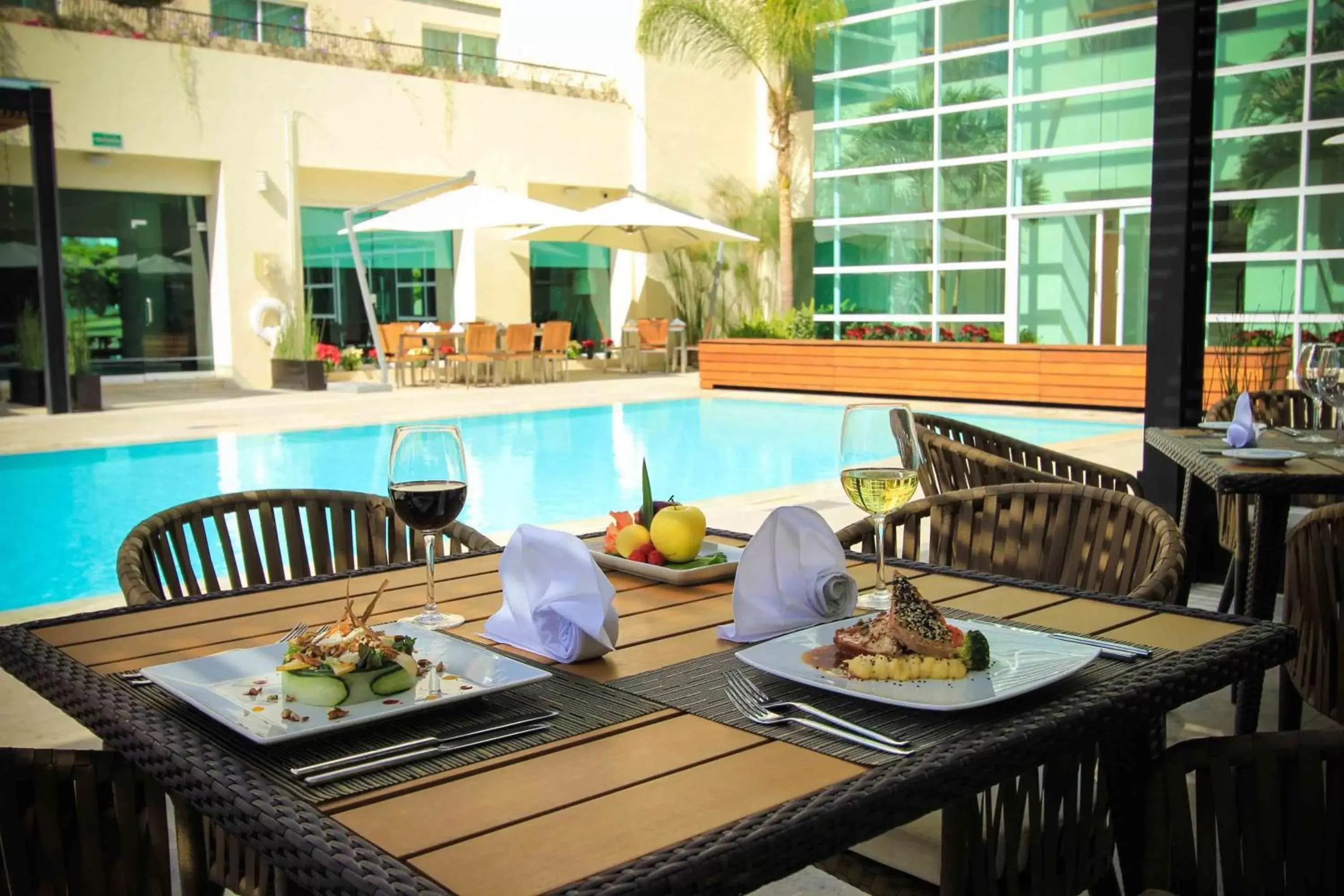 Restaurant/places to eat, Swimming Pool in Radisson Poliforum Plaza Hotel Leon