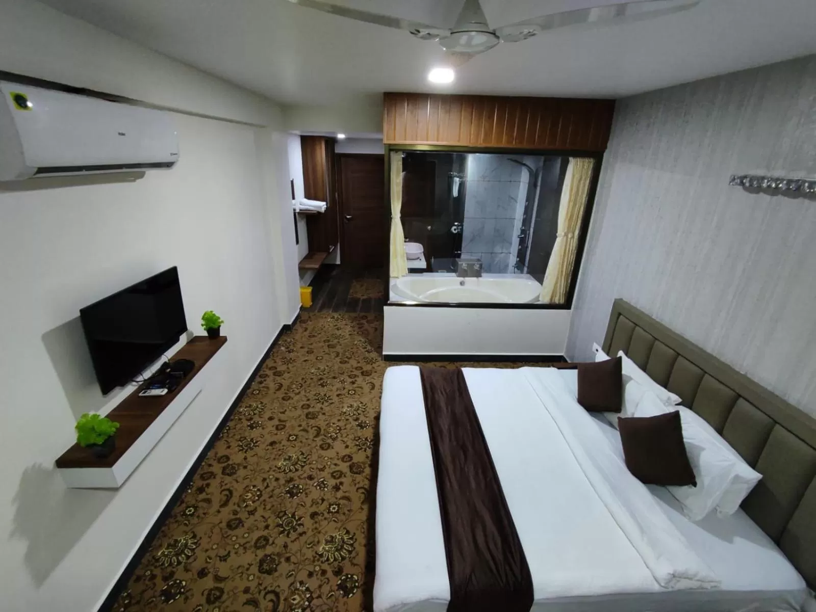 Photo of the whole room, Bed in Hotel Jurkis, Kolhapur