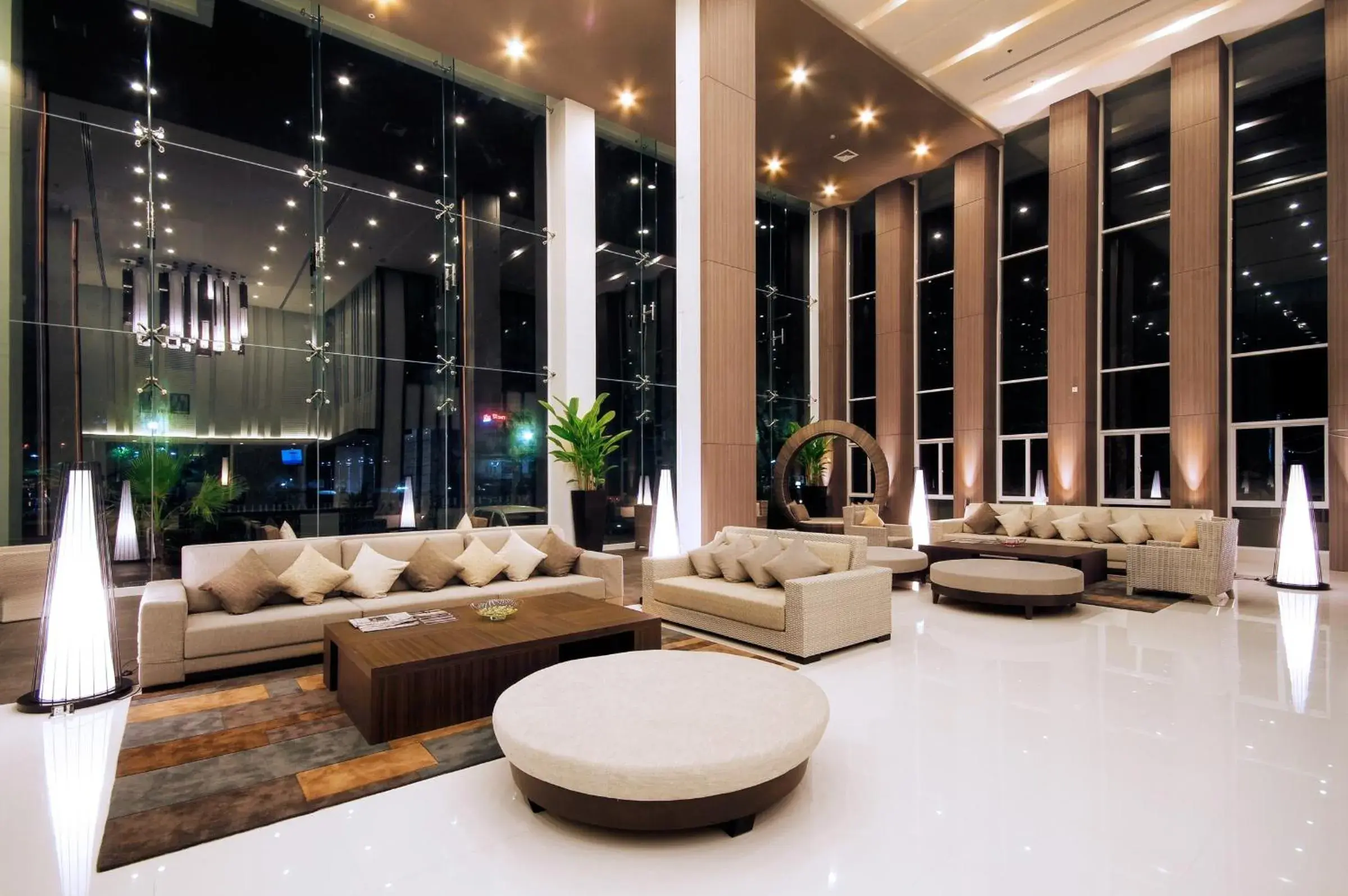 Lobby or reception in Classic Kameo Hotel & Serviced Apartment, Rayong