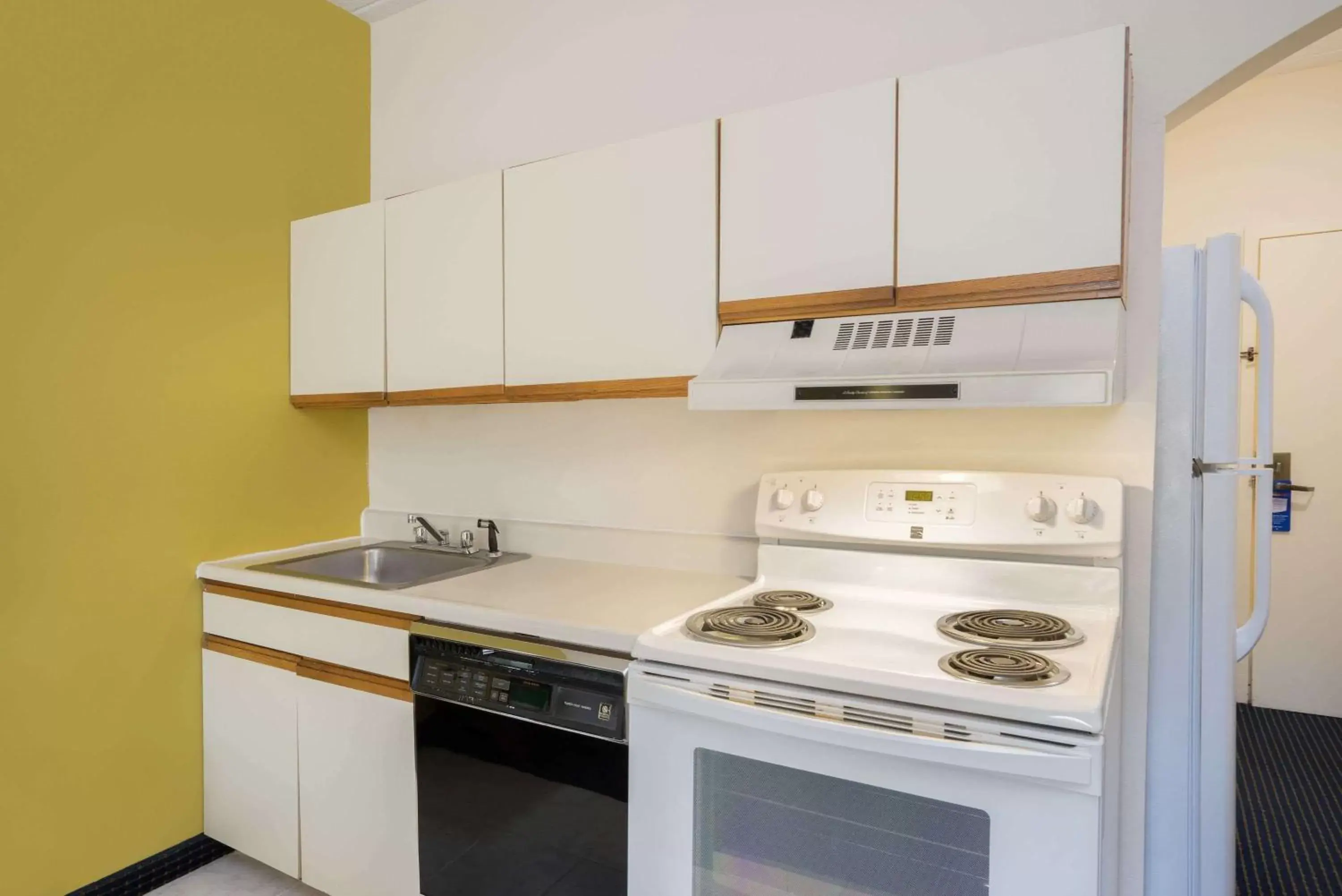 Photo of the whole room, Kitchen/Kitchenette in Baymont by Wyndham Warrenton