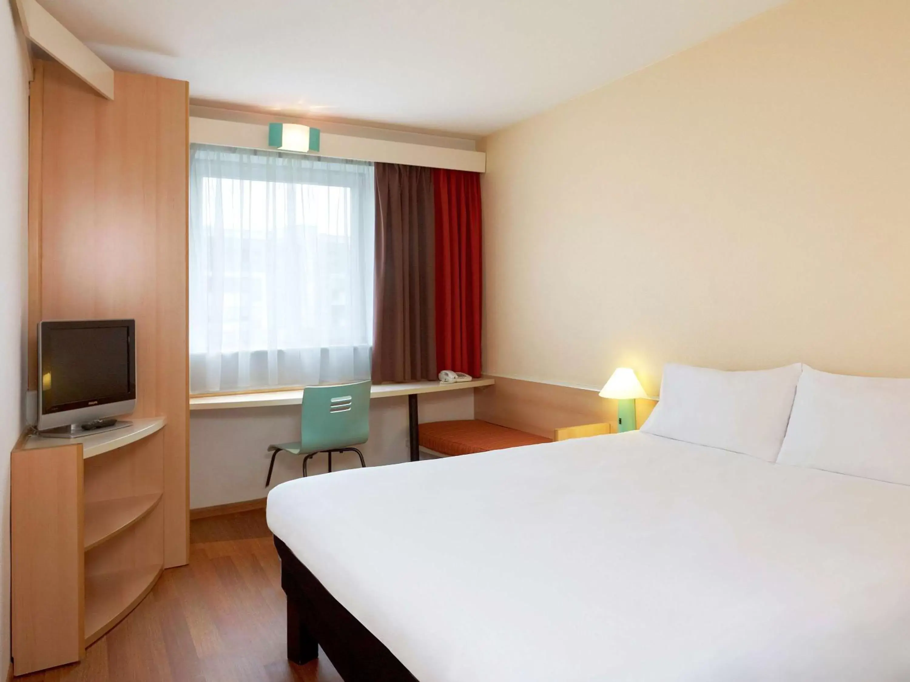 Photo of the whole room, Bed in Ibis Poznan Stare Miasto