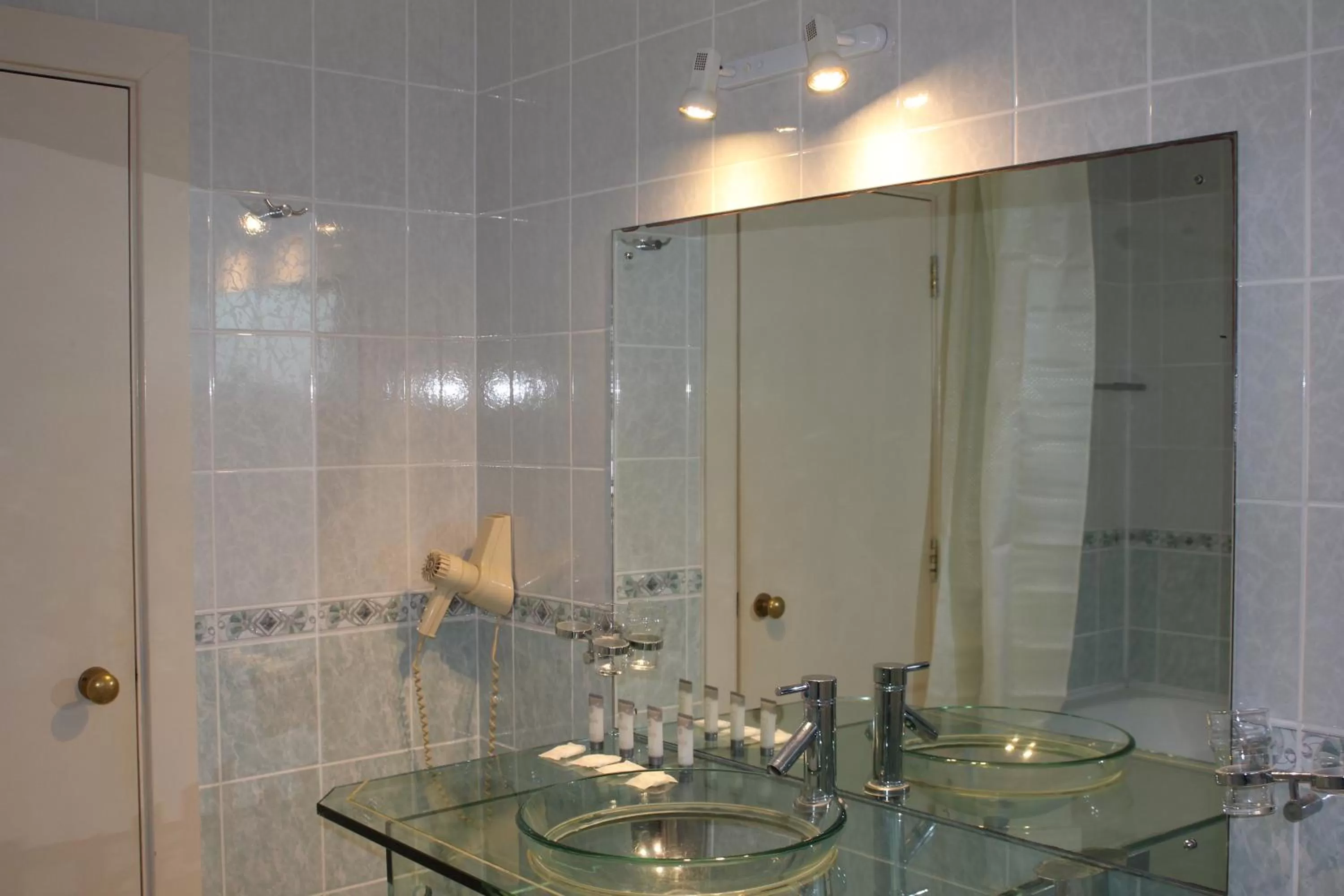 Bathroom in Desalis Hotel London Stansted