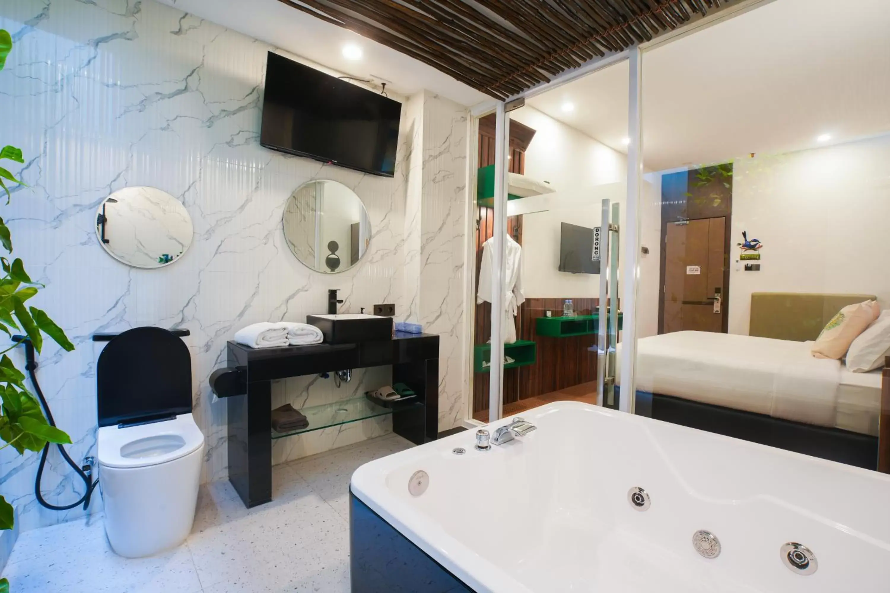 TV and multimedia, Bathroom in Oak Tree Urban