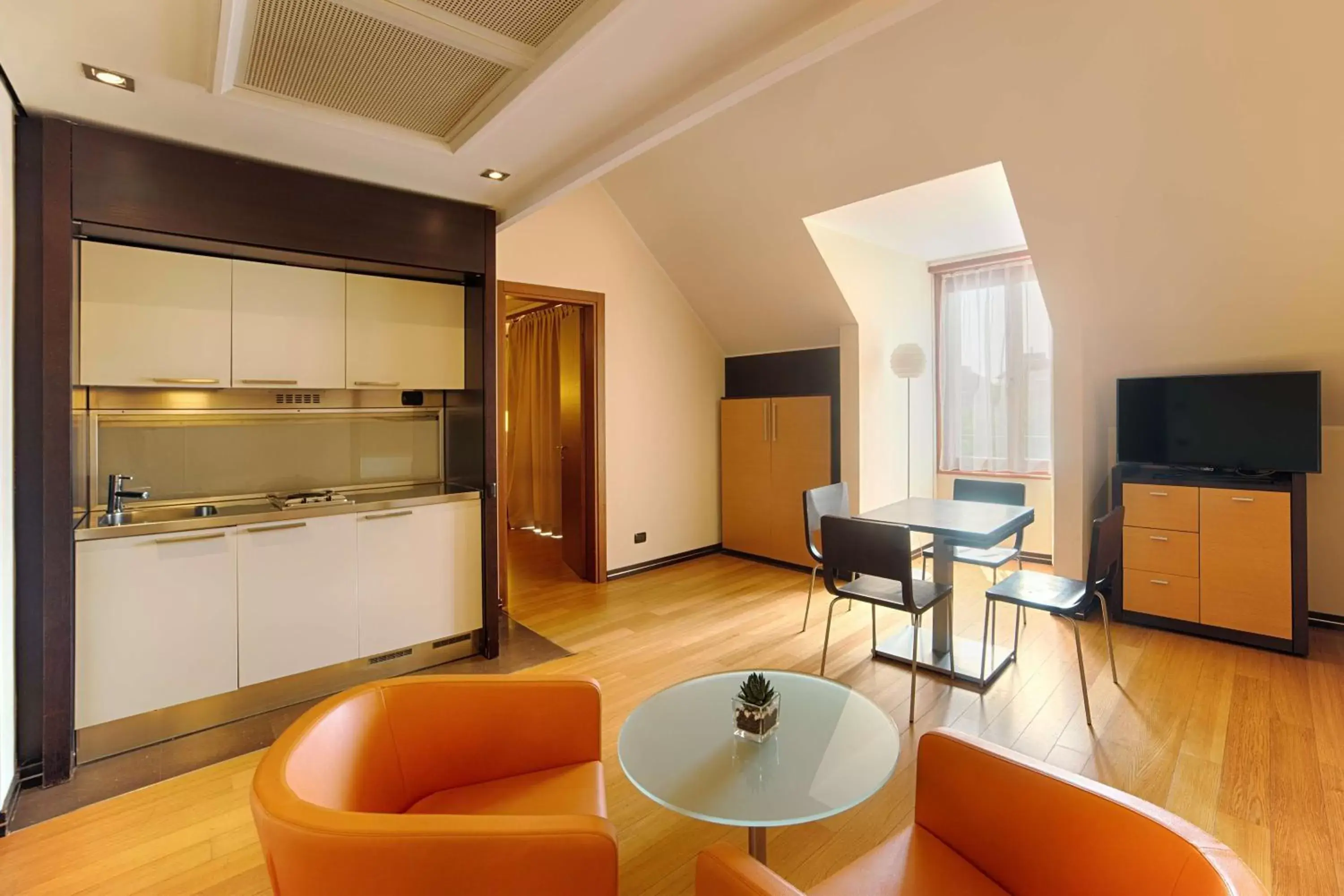 Photo of the whole room, Kitchen/Kitchenette in NH Milano 2 Residence