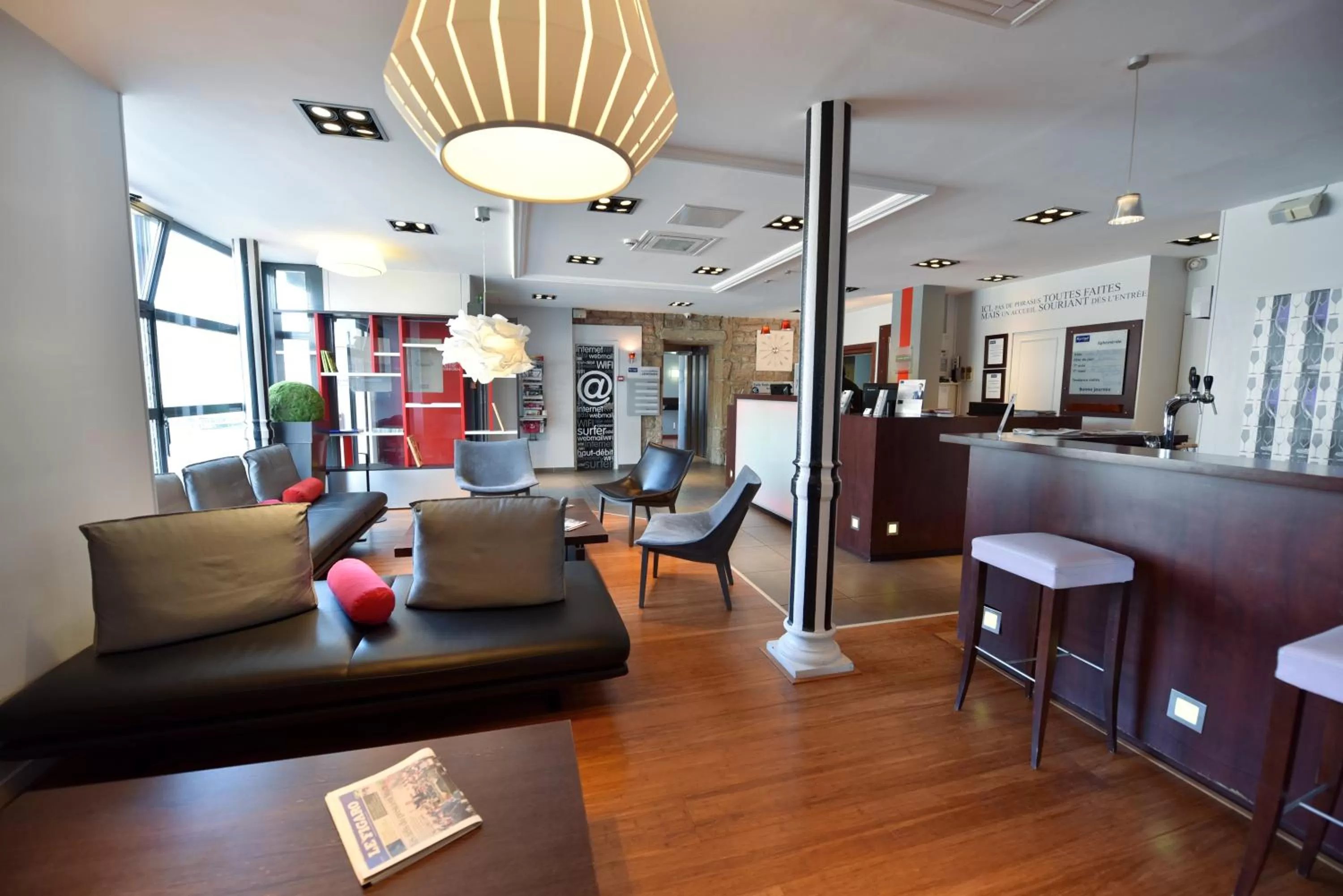 Lobby or reception in Kyriad Hotel Dijon Gare