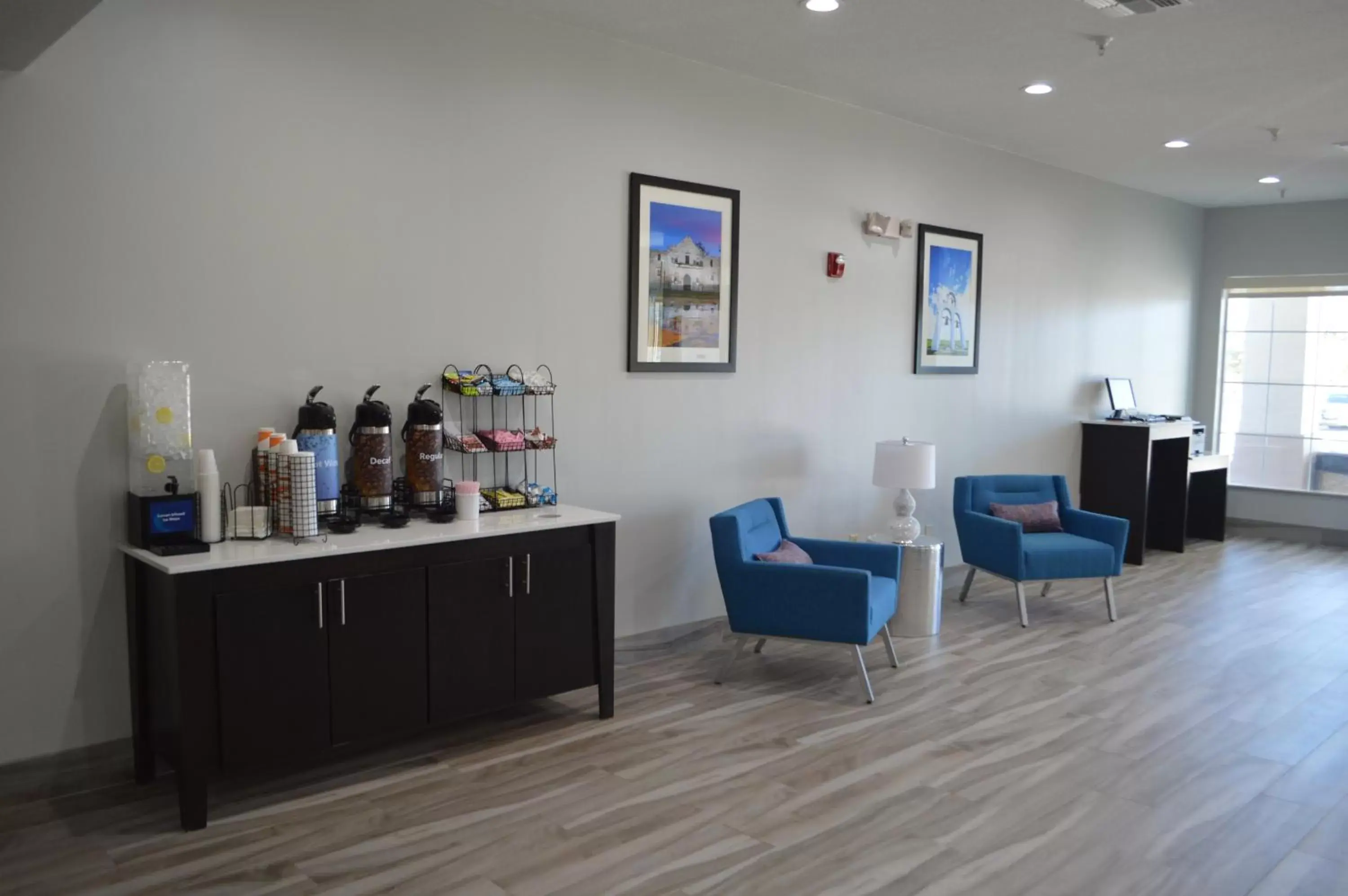 Coffee/tea facilities in Comfort Inn & Suites Selma near Randolph AFB