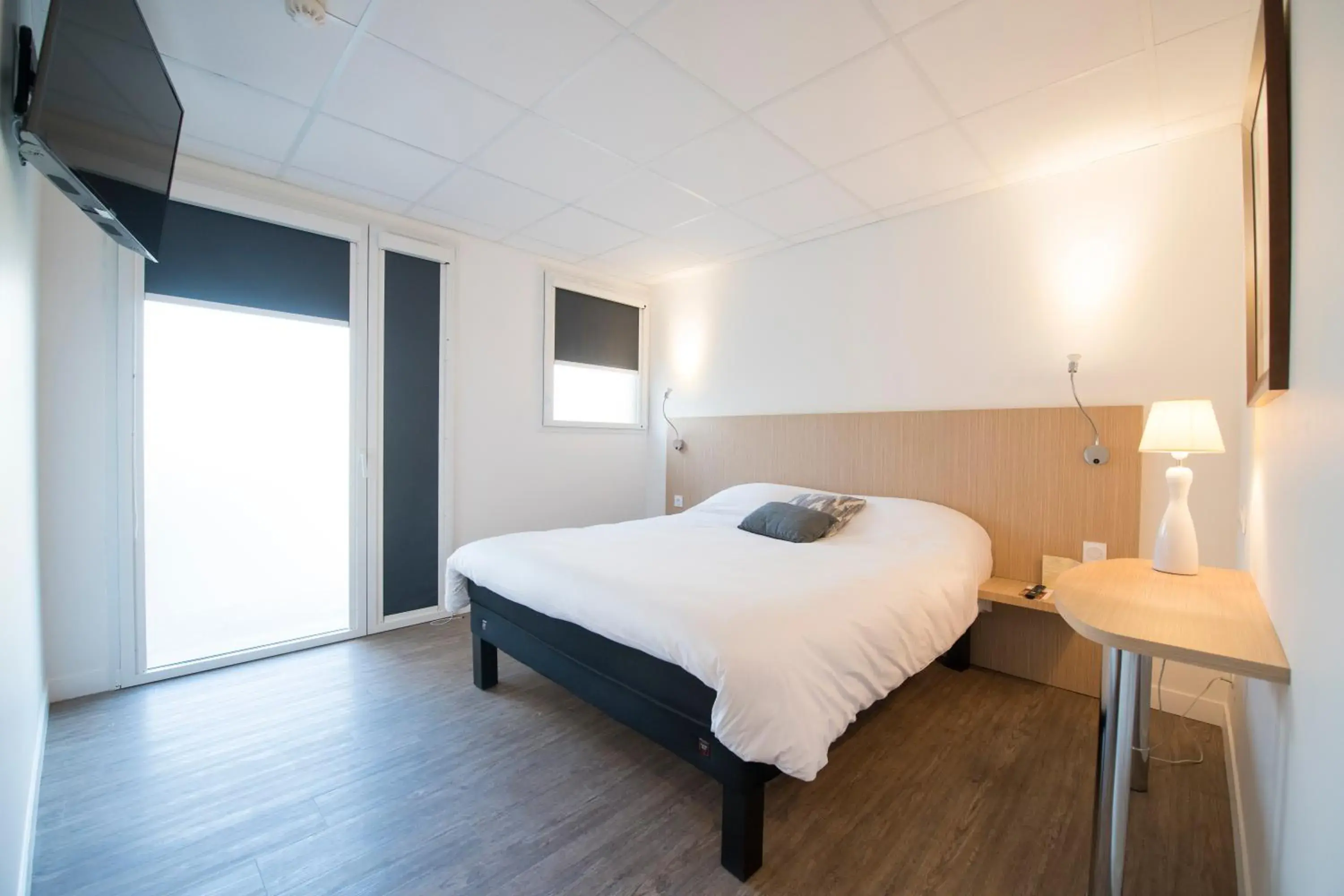 Bedroom, Bed in The Originals City, Hôtel Chantecler, Le Mans Bedroom, Bed in The Originals City, Hôtel Chantecler, Le Mans