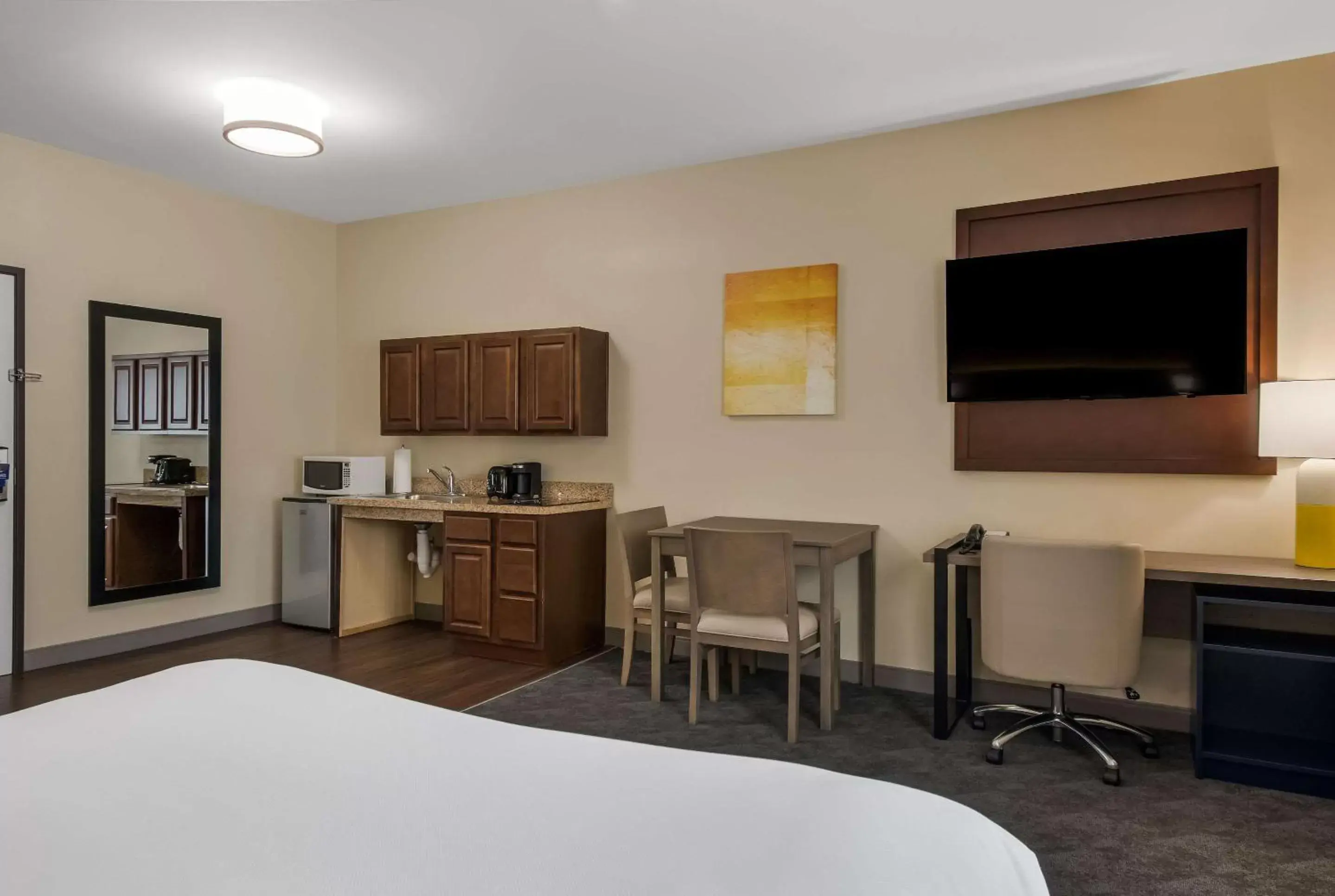 Bedroom, TV/Entertainment Center in Comfort Inn & Suites Barnesville - Frackville