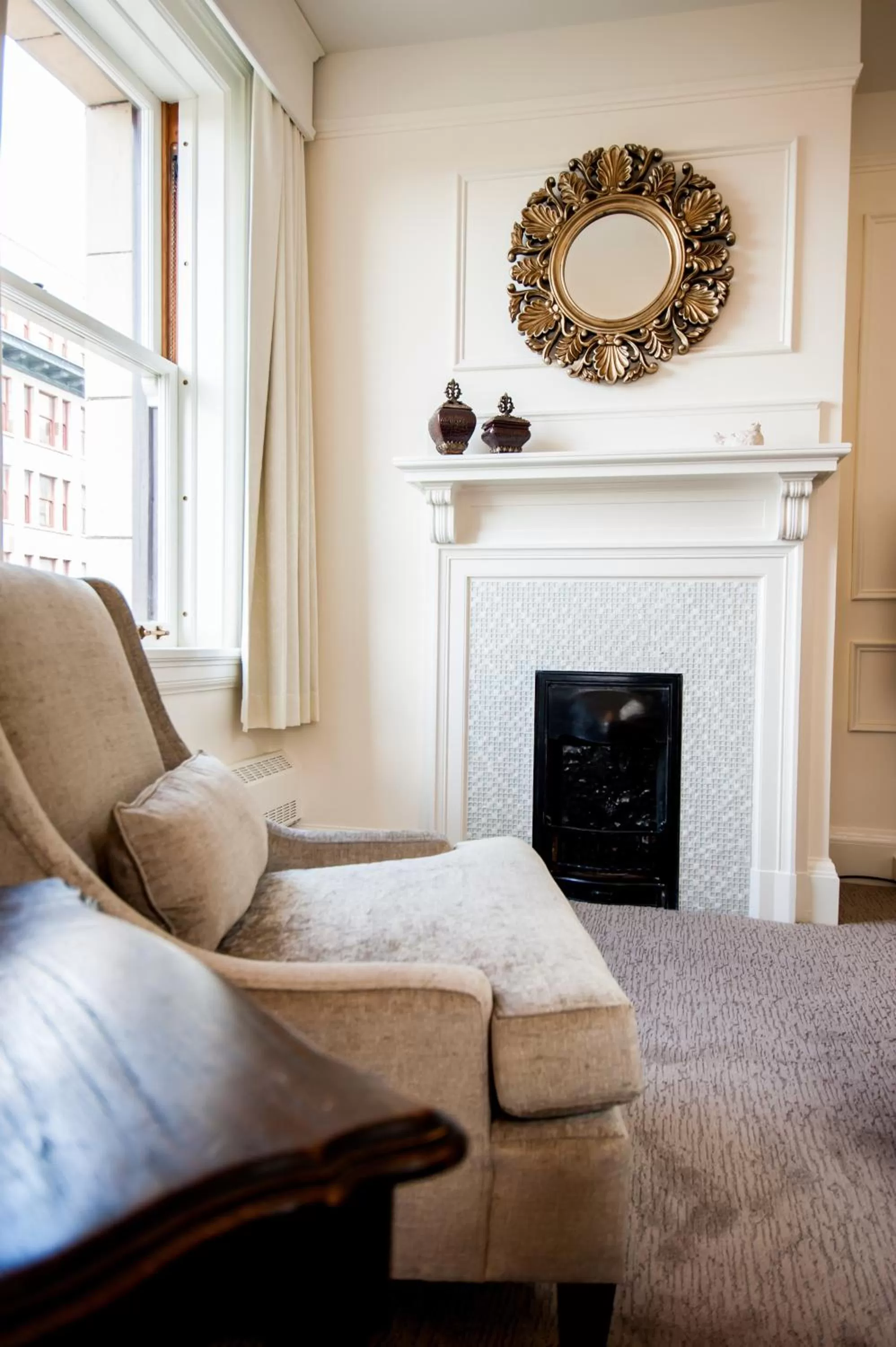 Living room in The Inn at the Union Club of British Columbia
