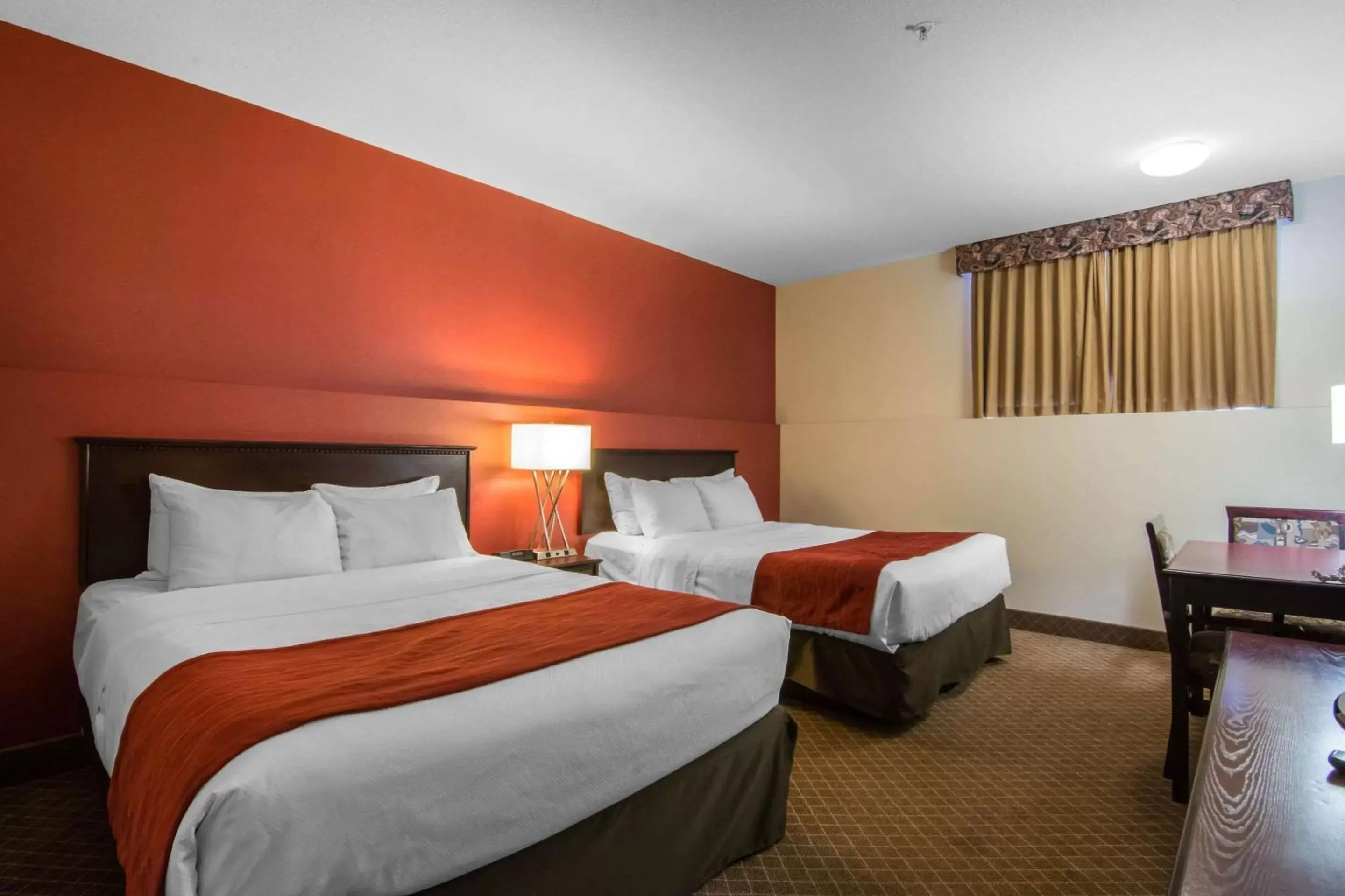 Photo of the whole room, Bed in Comfort Inn & Suites Airport South