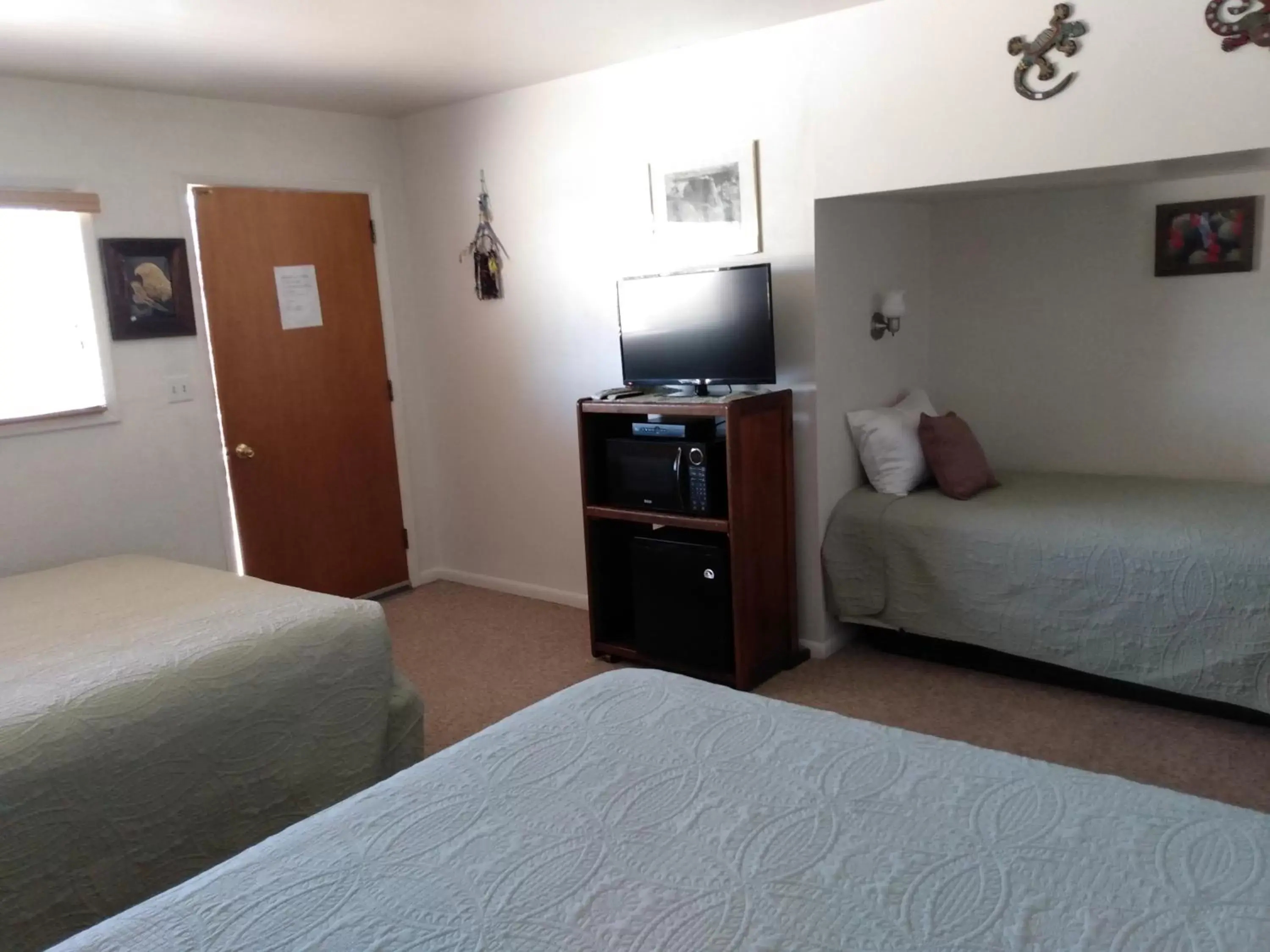 Photo of the whole room, Bed in Mokee Motel