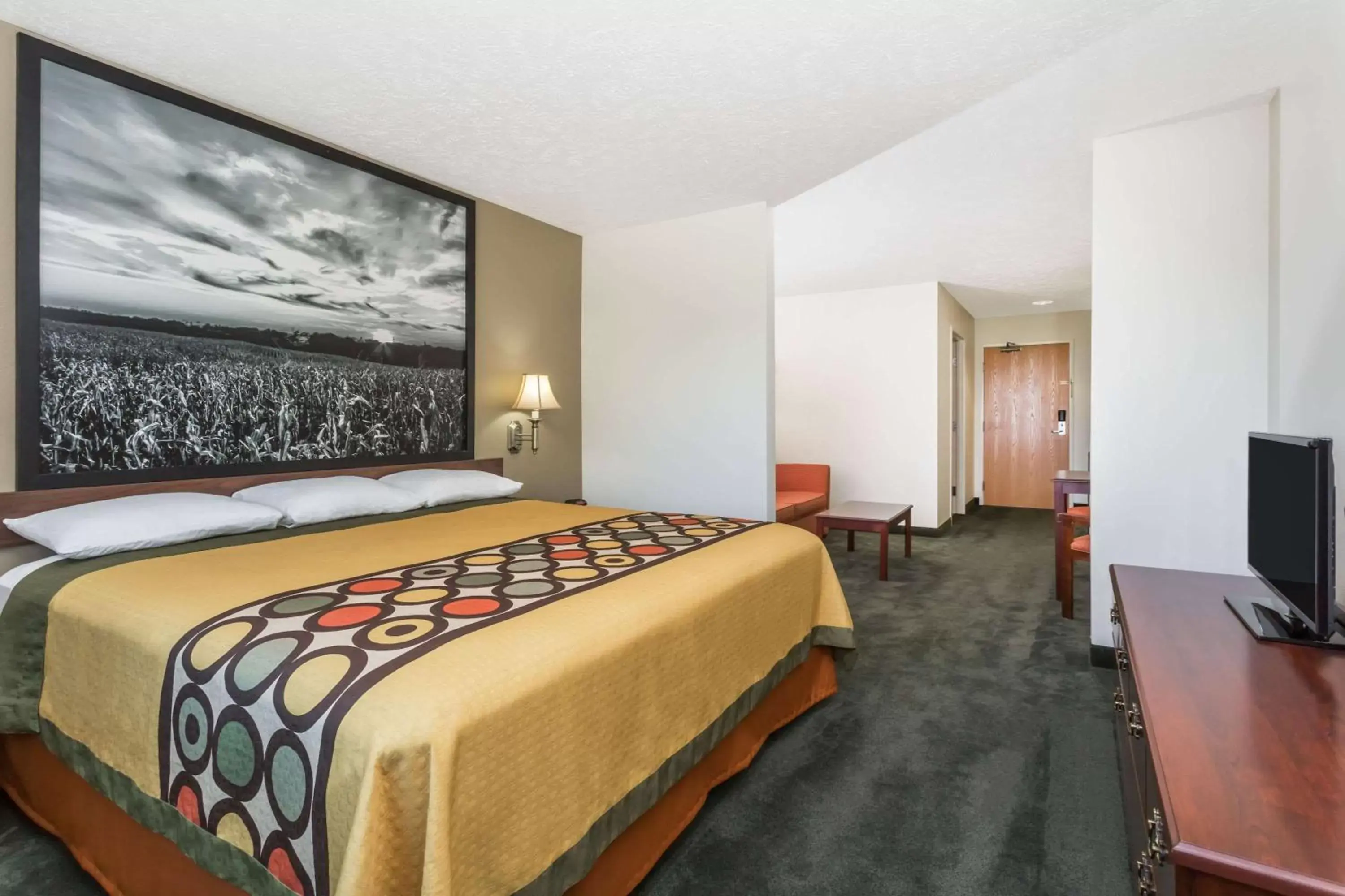 Photo of the whole room, Bed in Super 8 by Wyndham Alma