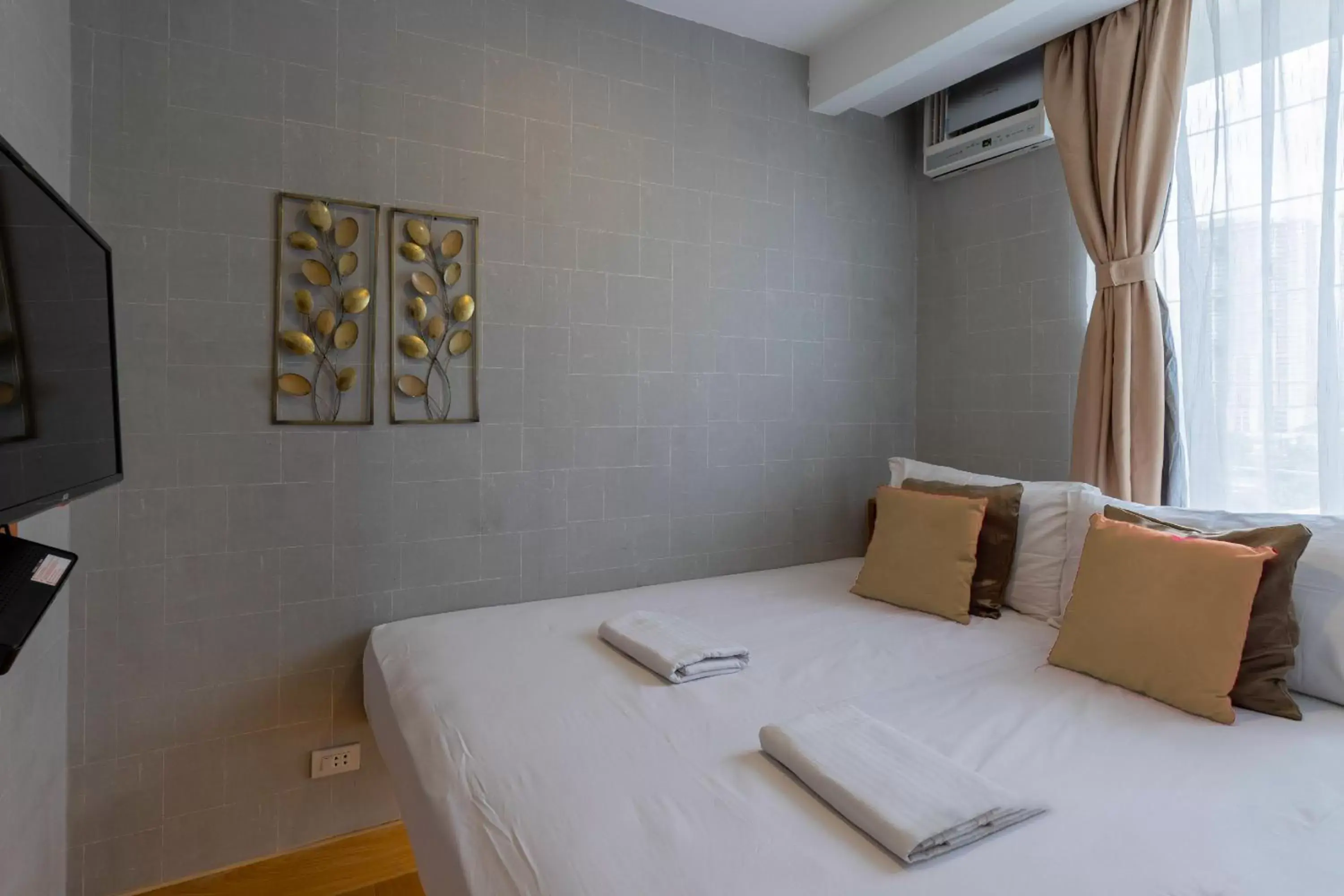 Bed in Selah Pods Hotel Manila