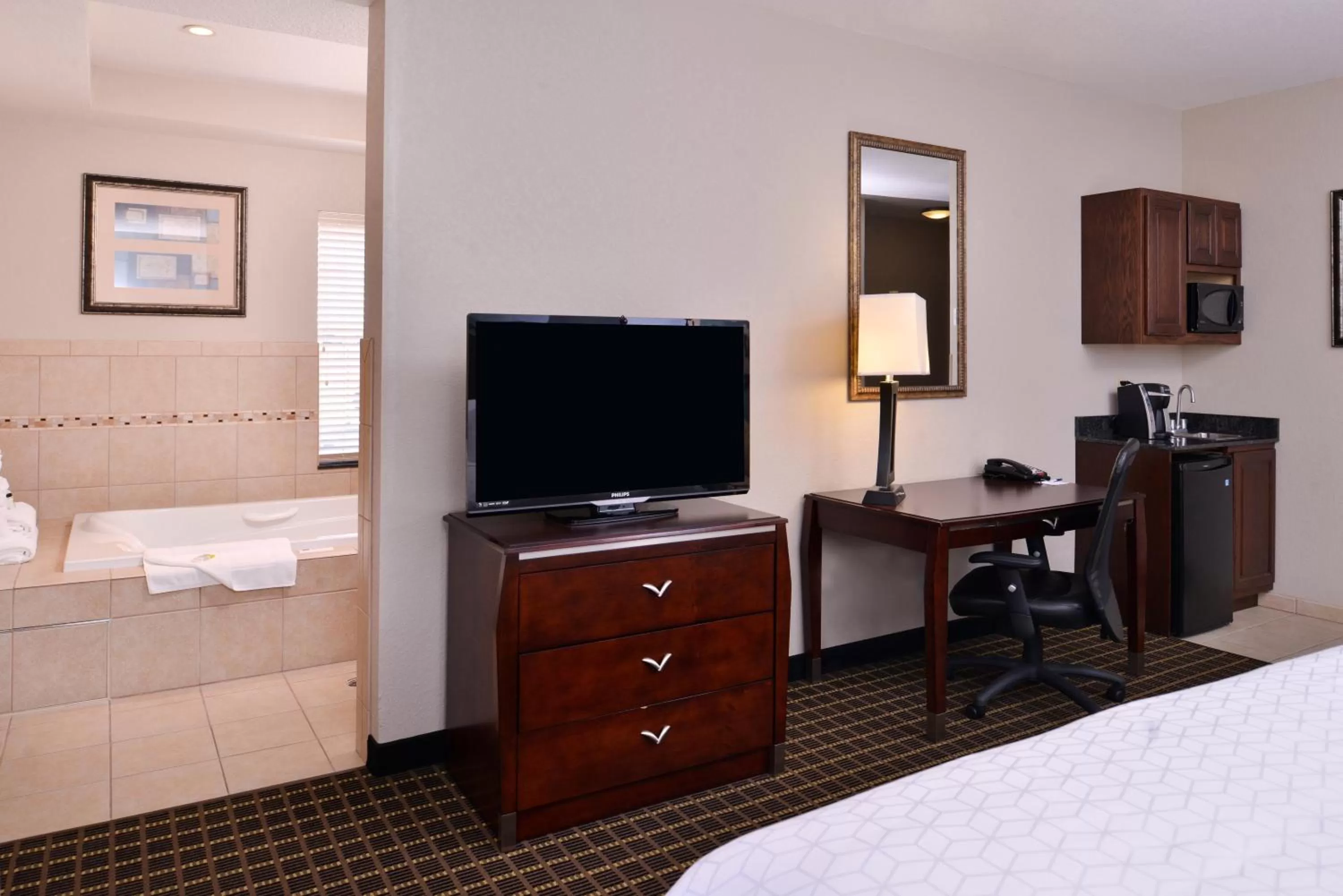 Photo of the whole room, Bed in Holiday Inn Express & Suites Pittsburg by IHG