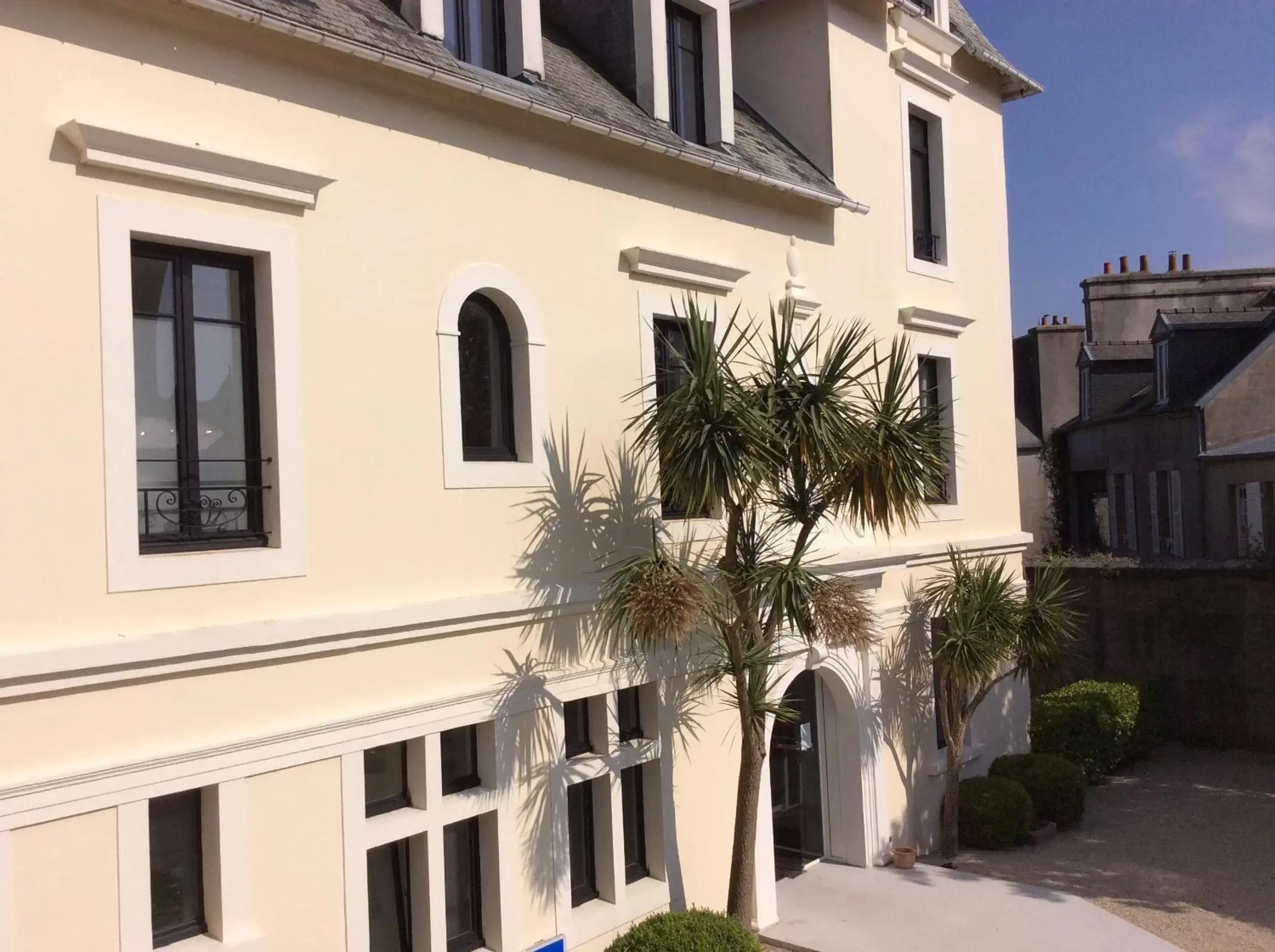 Facade/entrance, Balcony/Terrace in Hotel de France