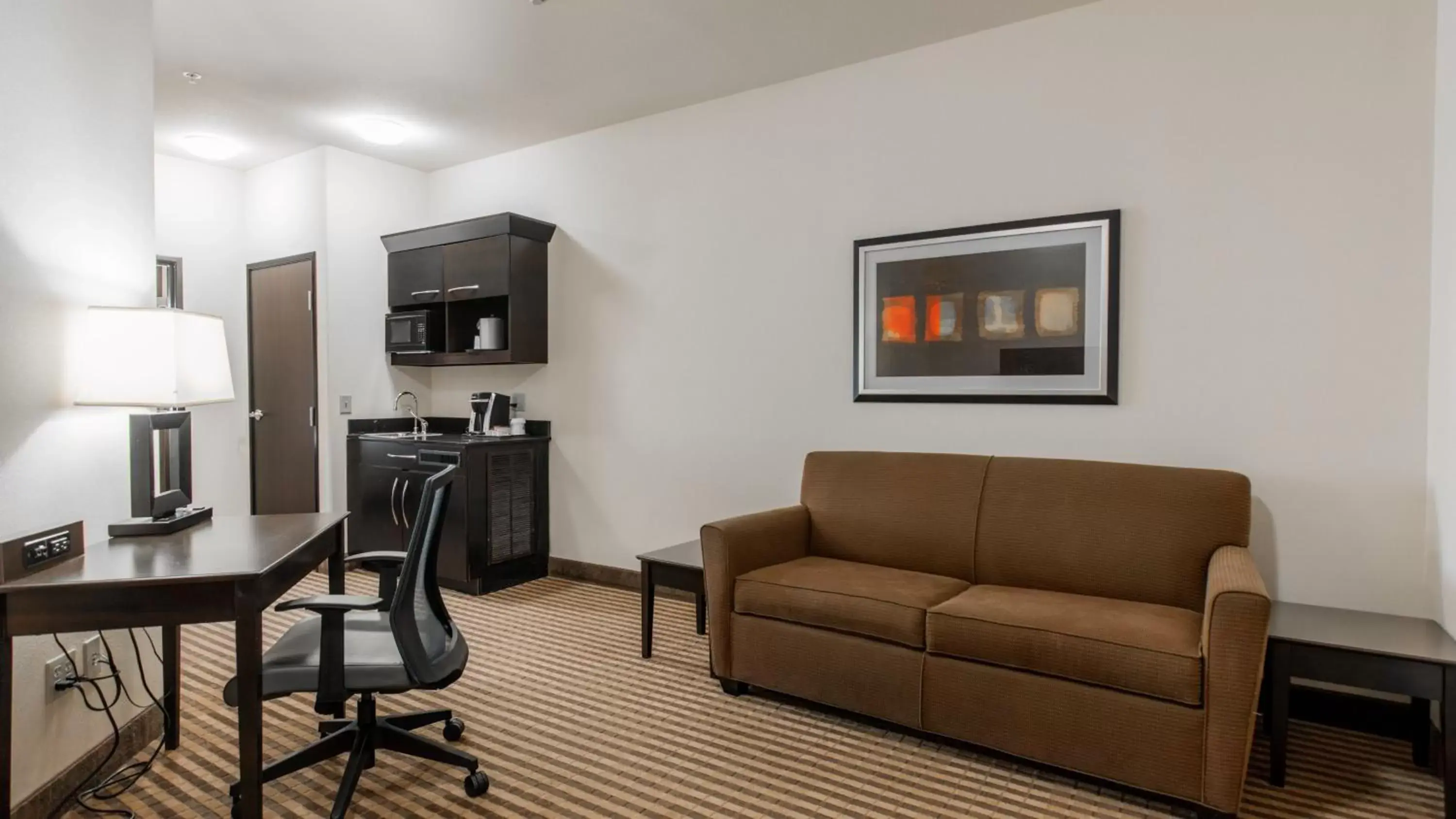 Photo of the whole room, Seating Area in Holiday Inn Express Hotel & Suites Oklahoma City Northwest, an IHG Hotel